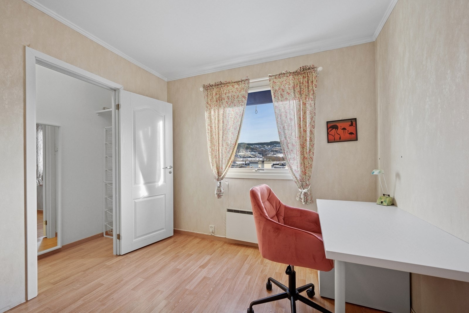 Adkomst til kott med garderobeinnredning. Galleribilde