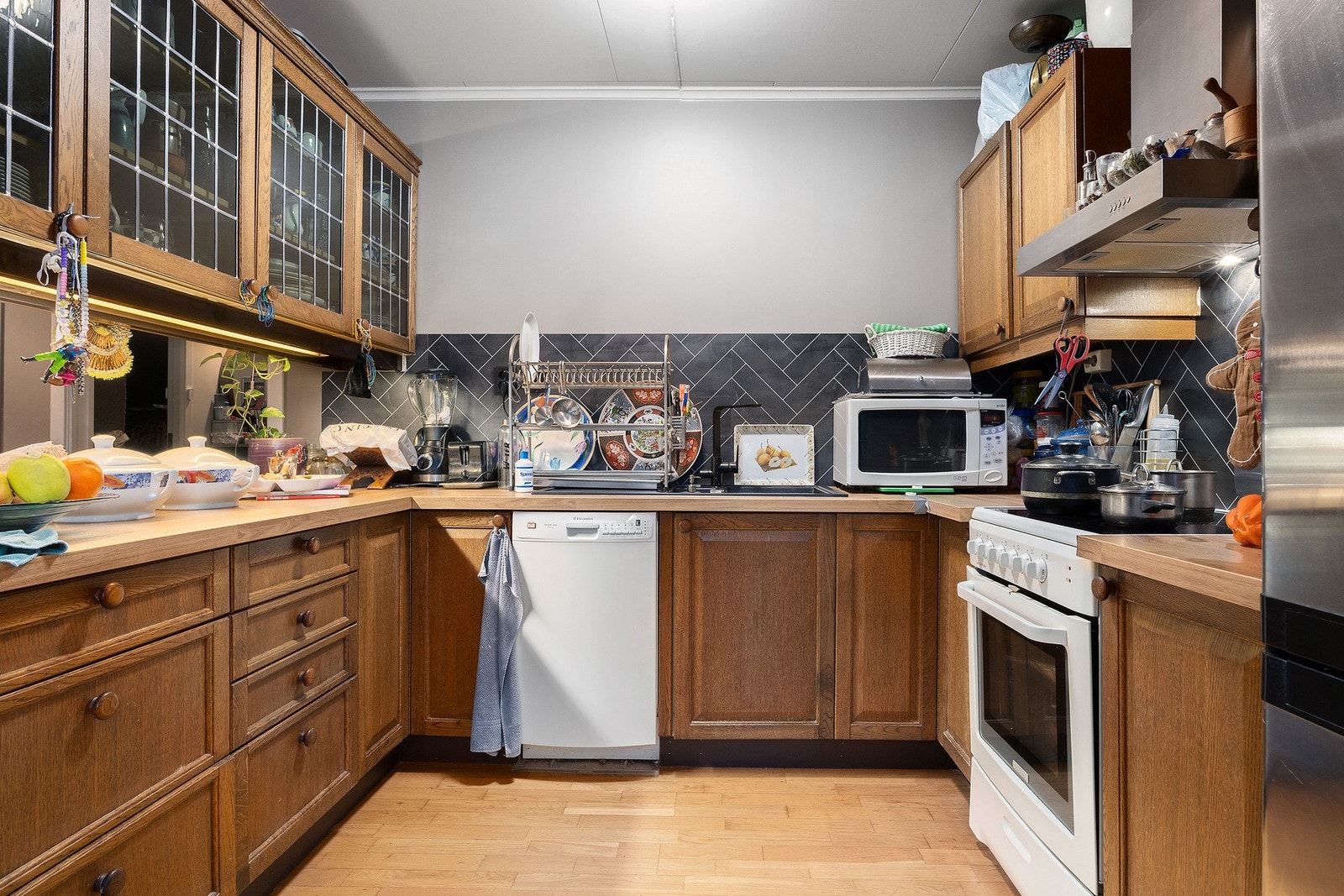 Kjøkkenet har god benk- og skapplass. Galleribilde