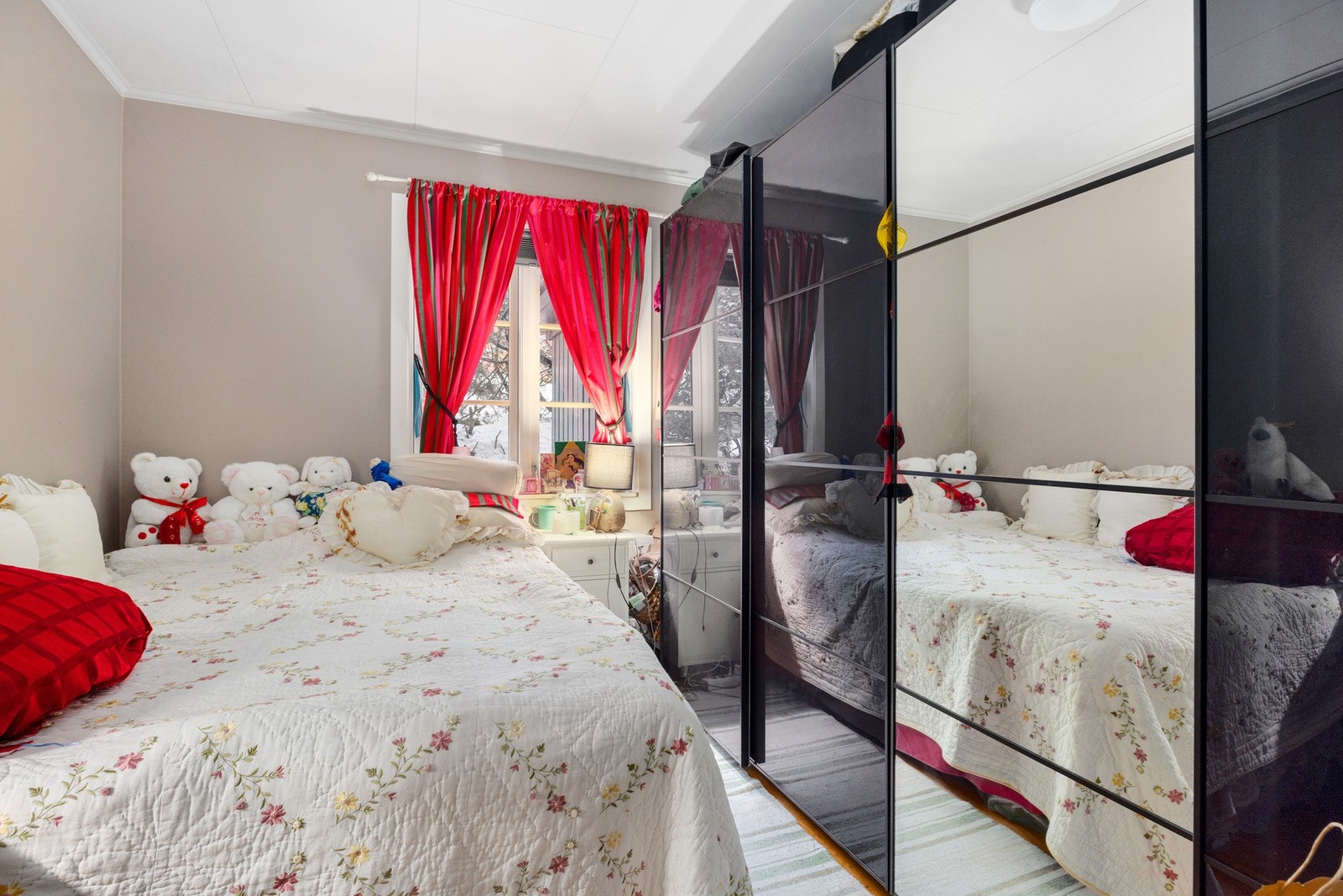 Soverommet i utleiedelen har en stor garderobe med mye lagringsplass. Og det er fortsatt plass til en stor seng med tilhørende nattbord. Galleribilde