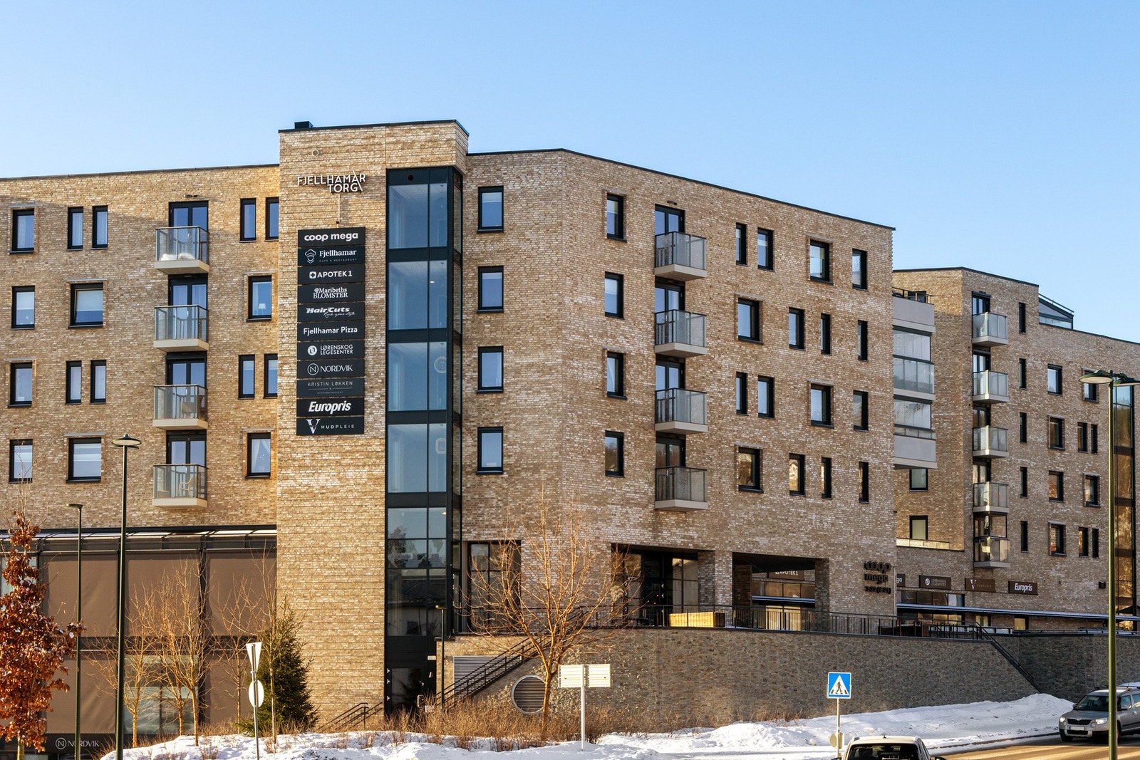 Fjellhamar torg med ulike fasiliteter. Galleribilde