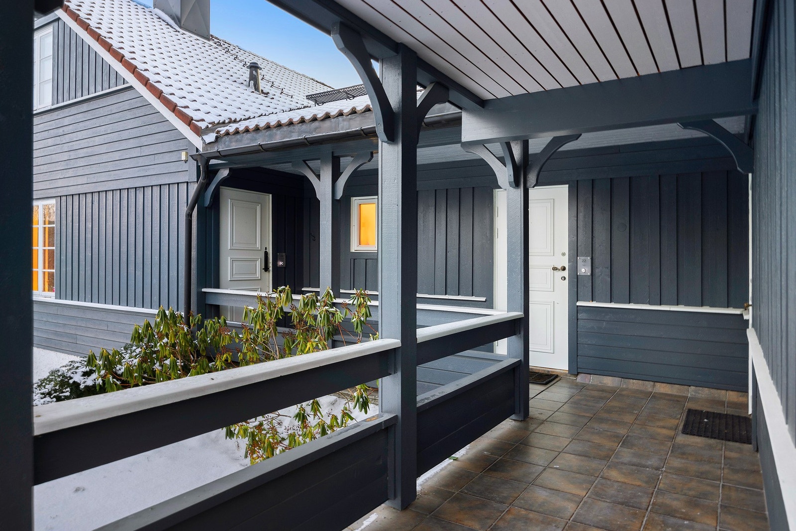 Inngangsdører til de to delene og garasjen. Galleribilde