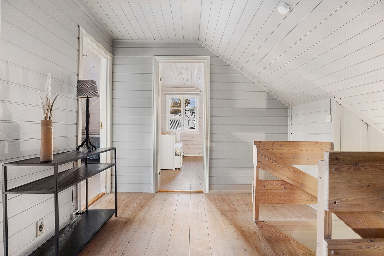 Trappen opp fører deg til boligens hovedbad og 3 soverom. Galleribilde