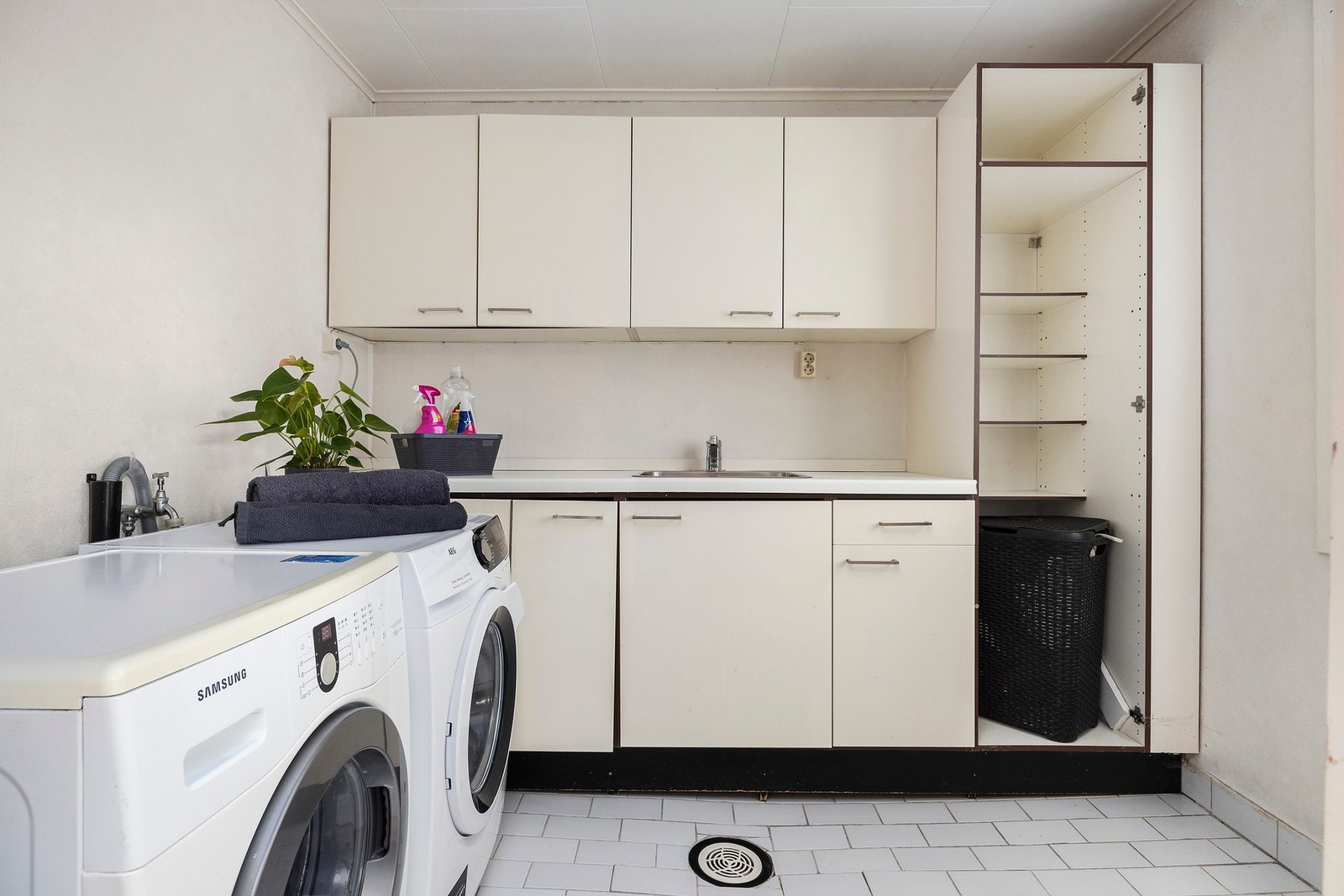 Vaskerommet ligger også i underetasjen og er fra byggeåret. Det har hvite overflater, der gulv og sokkel er flislagt. Rommet har naturligvis opplegg til vaskemaskin. Galleribilde