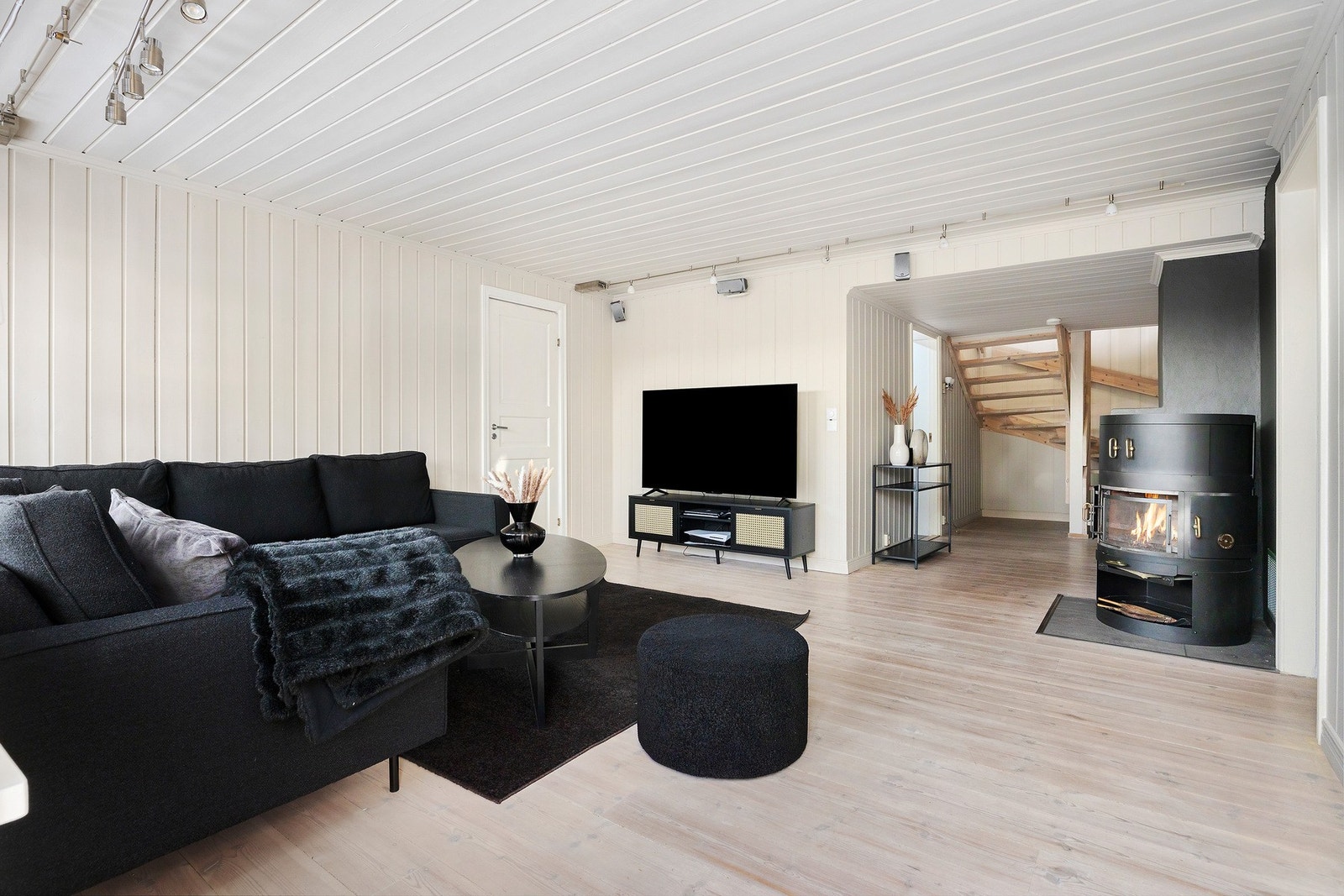 Hoveddelen har også en lys kjellerstue med god plass til møblement. Her er det store vindusflater og en glassdør ut til markterrassen. Galleribilde