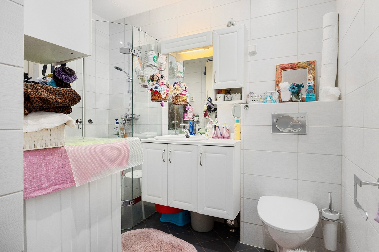 Badet er fornyet i 2009 og fungerer som kombinert vaskerom. Det er stilrent flislagt i sort og hvitt. Badet har gulvvarme og det er opplegg til vaskemaskin. Galleribilde