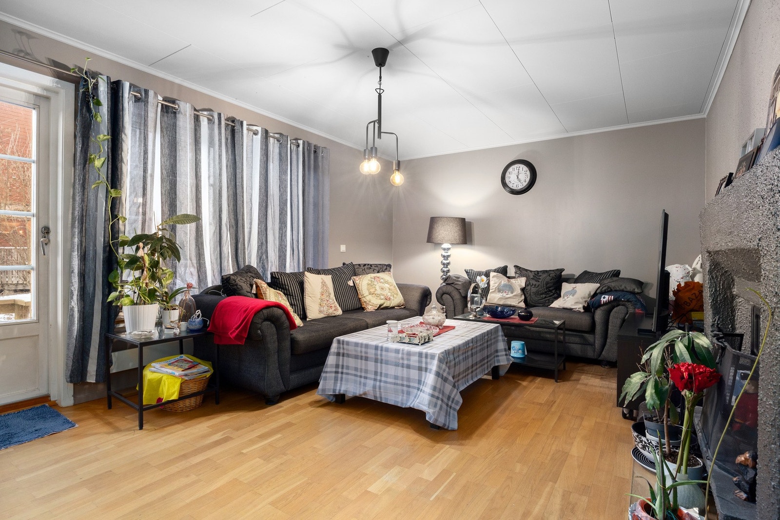 Entreen leder inn til en stue med peis og åpen kjøkkenløsning i utleiedelen. Galleribilde