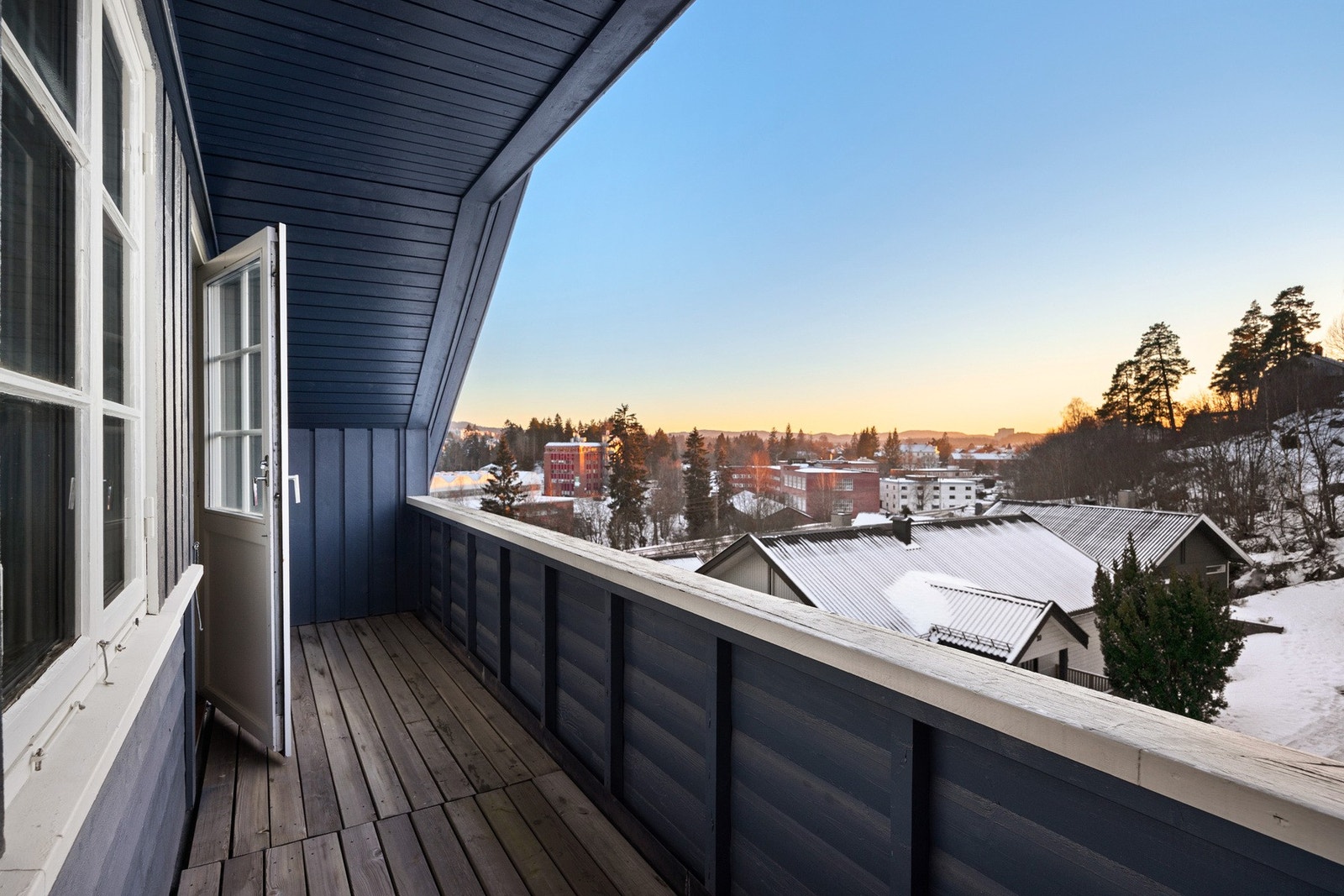 Overetasjen byr på en balkong med utsikt som strekker seg langt. Galleribilde