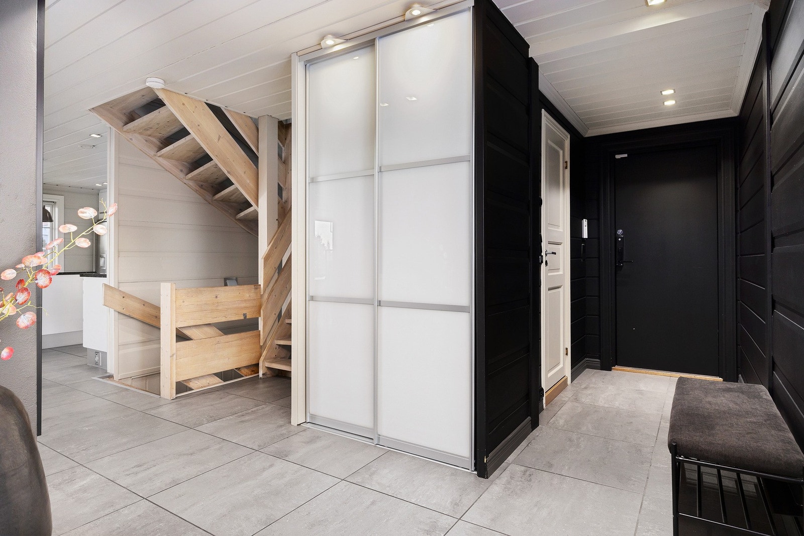 Entreen som venter innenfor er praktisk innredet og gir umiddelbart et godt førsteinntrykk. Galleribilde