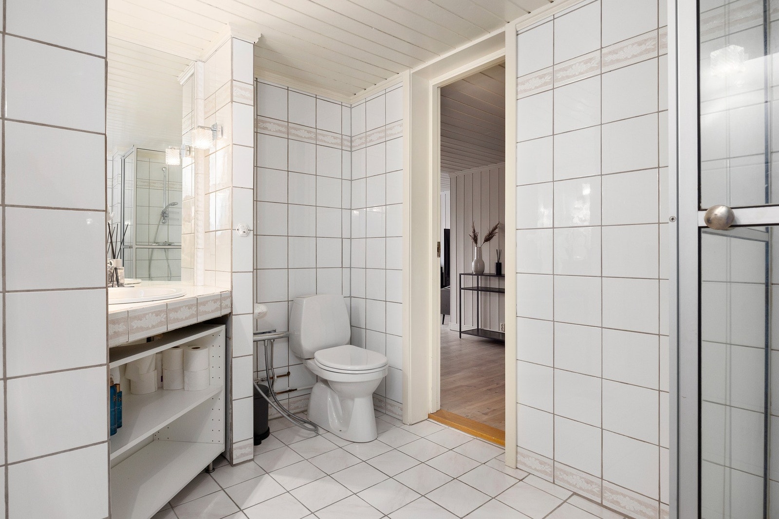 Det andre badet ligger i underetasjen. Det har godt armslag og er flislagt med detaljer. Badet har gulvvarme, frittstående toalett og et dusjhjørne med glassdører. Galleribilde