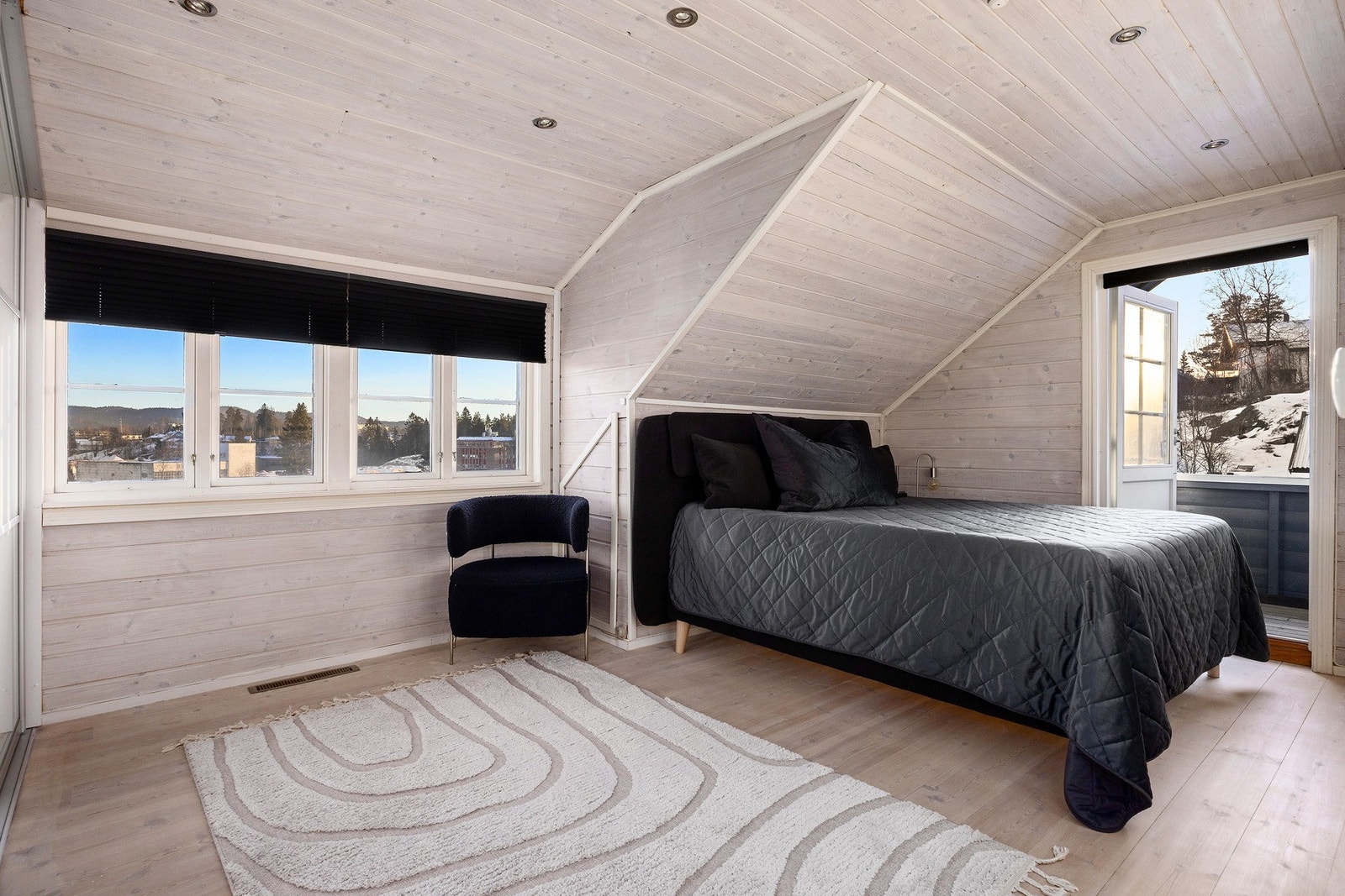 Hoveddelen har 4 soverom. Soverommene har tregulv og er holdt i lyse farger. Galleribilde