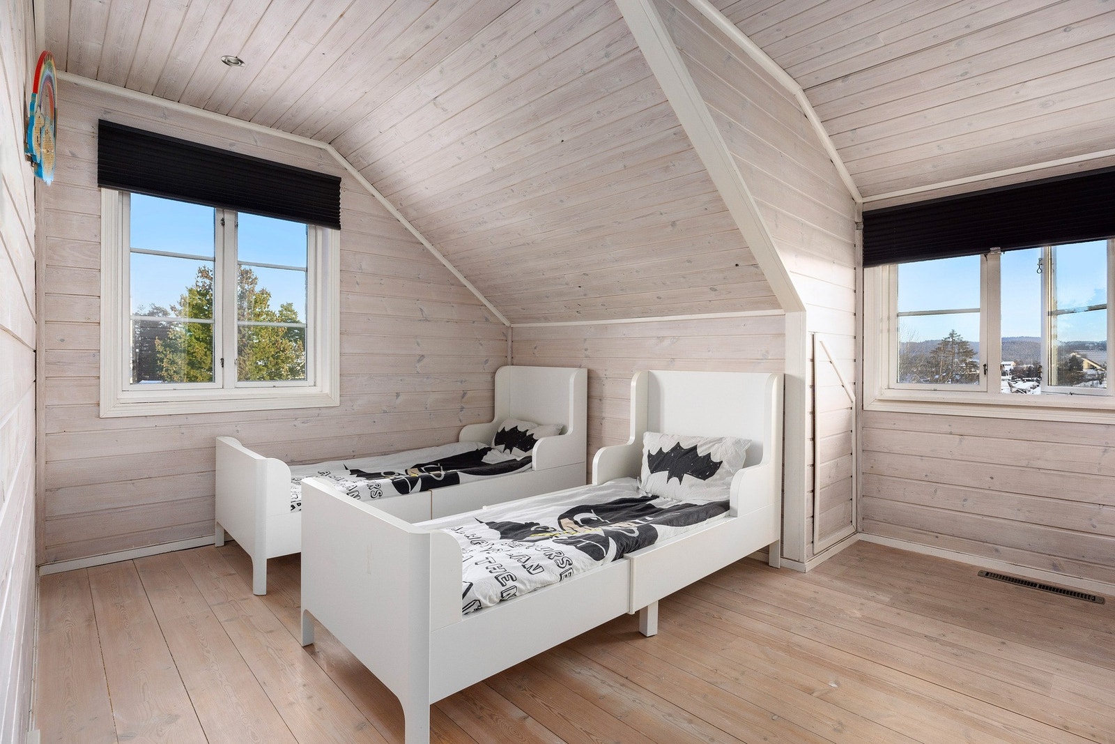 Alle tre soverommene i overetasjen er tilknyttet kott i kneveggene. Galleribilde