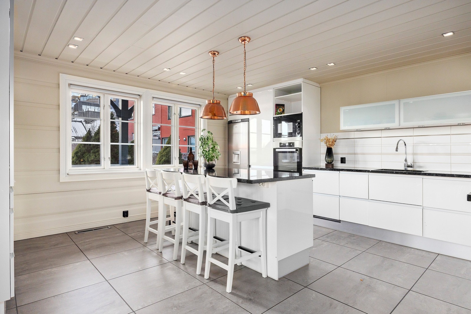 Kjøkkenet ligger tydelig avgrenset fra stuen og har en stilren innredning fra 2009. Galleribilde