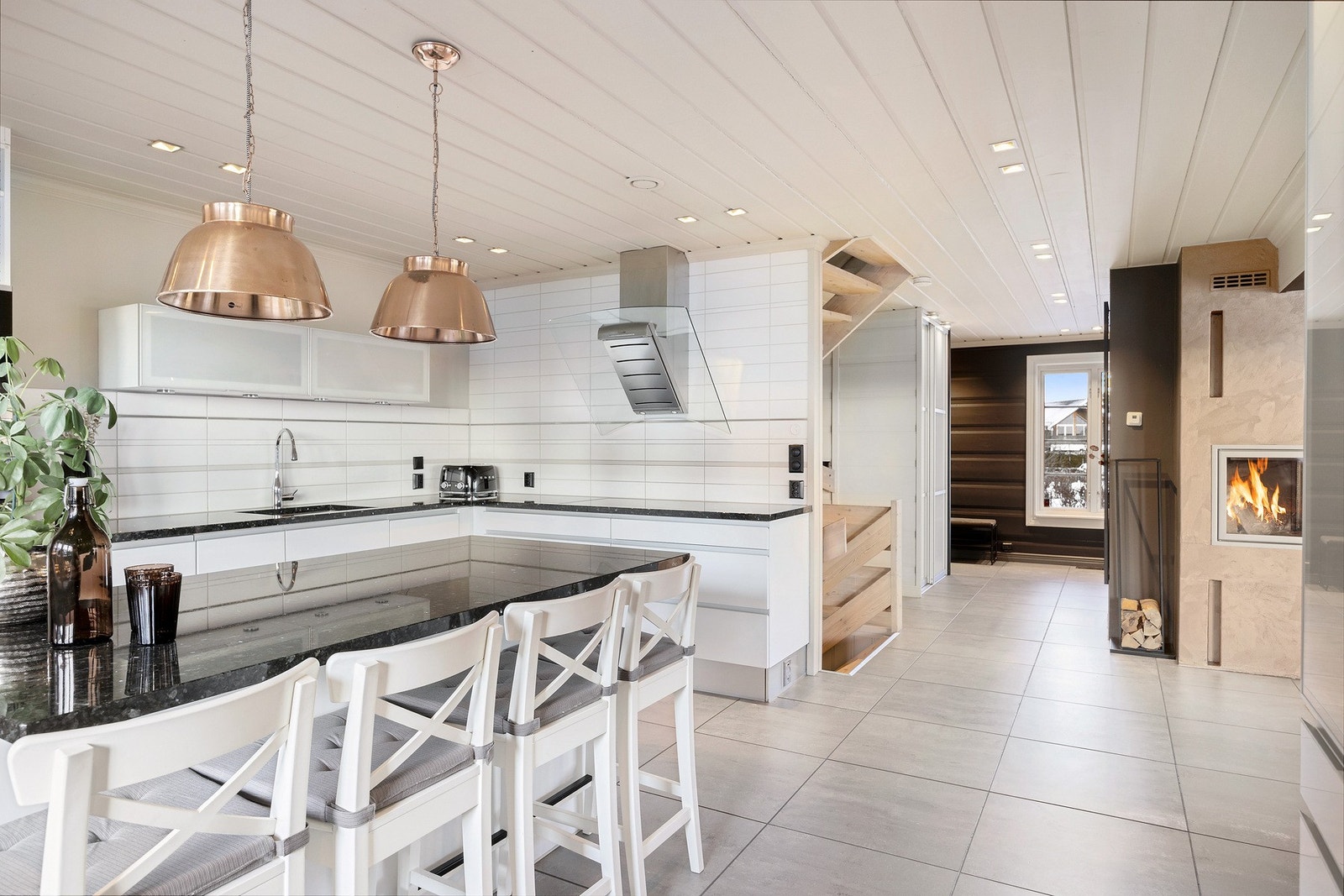 Innredningen inkluderer blant annet kjøkkenøy med sitteplass, mye skapplass og fine arbeidsflater. Galleribilde