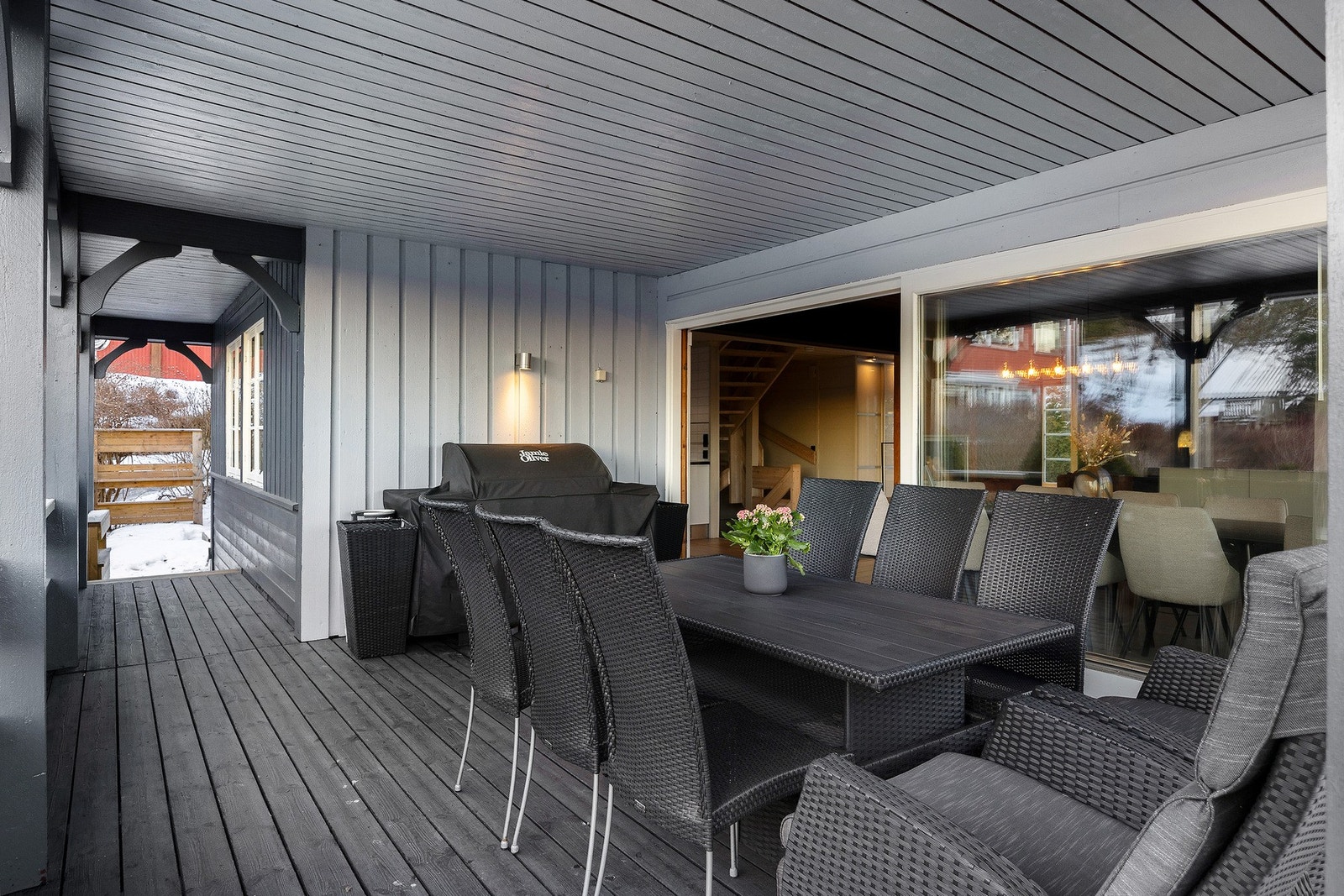 Verandaen er sydvestvendt med stort areal. Galleribilde