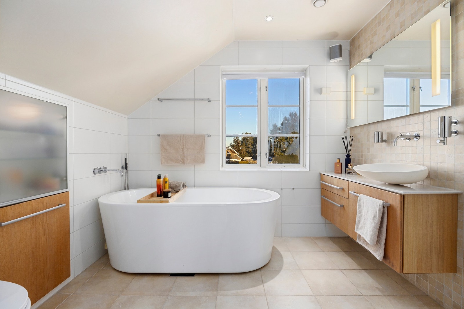 Hoveddelen har to bad, i tillegg til vaskerom og separat toalettrom. Det ene badet ligger i andre etasje og ble fornyet i 2009. Galleribilde