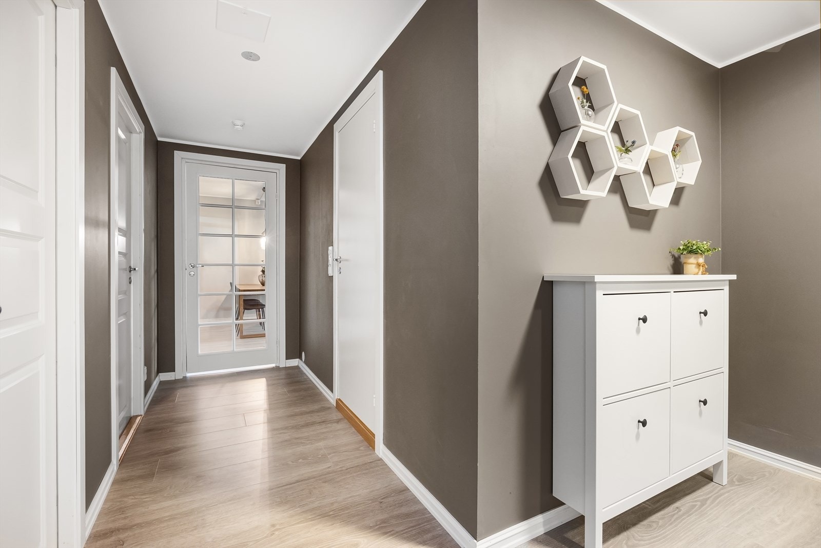 Flott entré med adkomst til samtlige rom Galleribilde