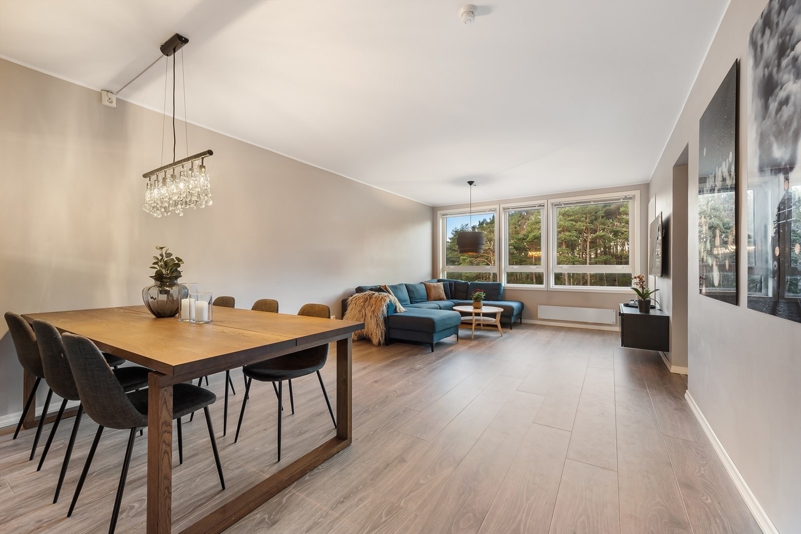 Leiligheten har lyse og tiltalende overflater hvor de fleste er modernisert de senere år Galleribilde