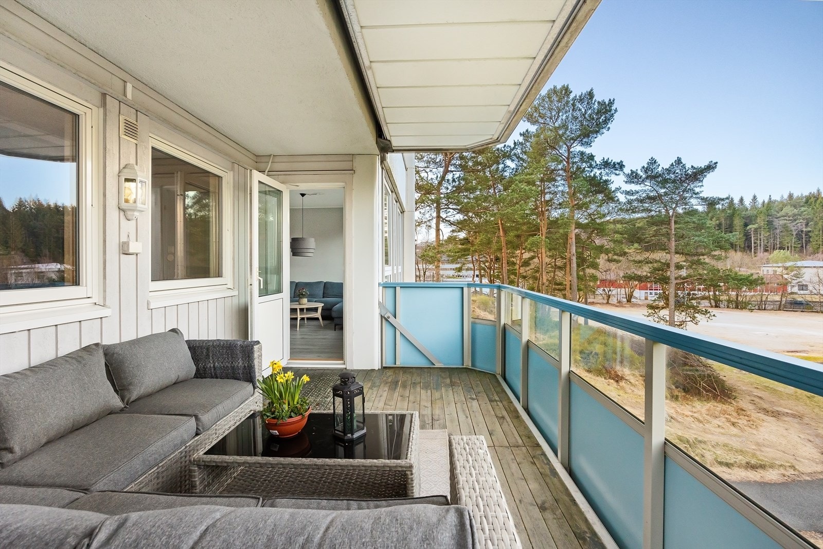 Terrassen har god plass til diverse utemøblement Galleribilde