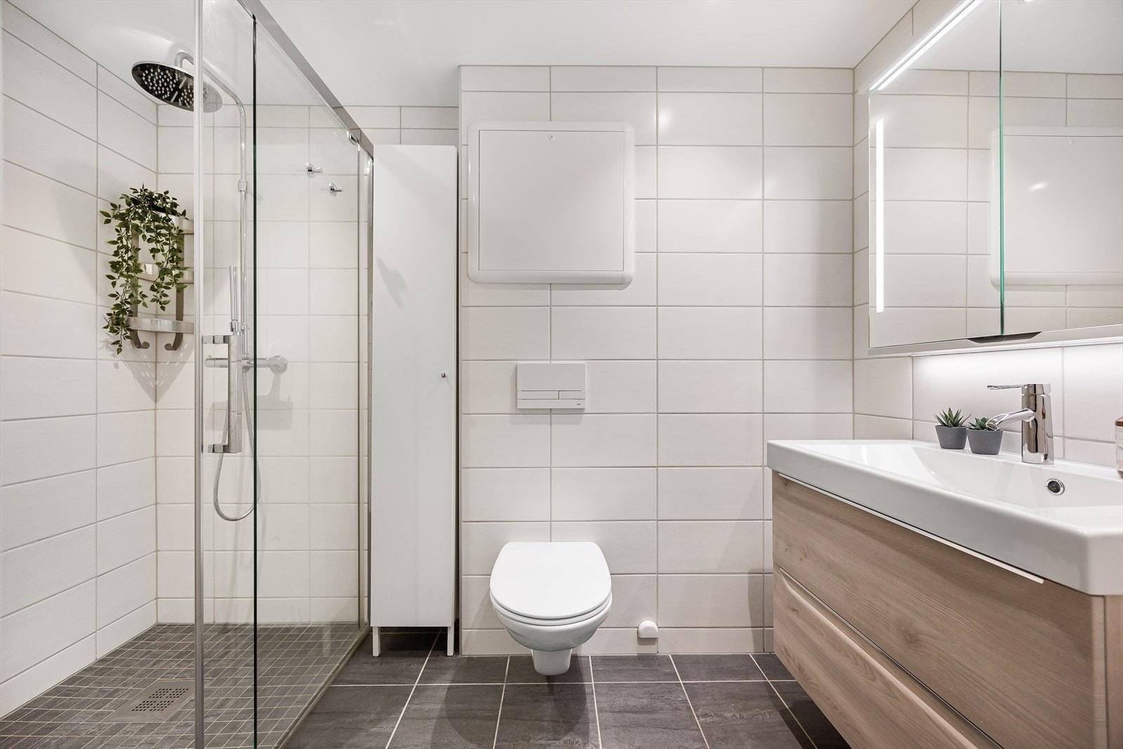 Flott helfliset bad som sammen med vaskerom var pusset opp i 2020 i regi av borettslaget Galleribilde