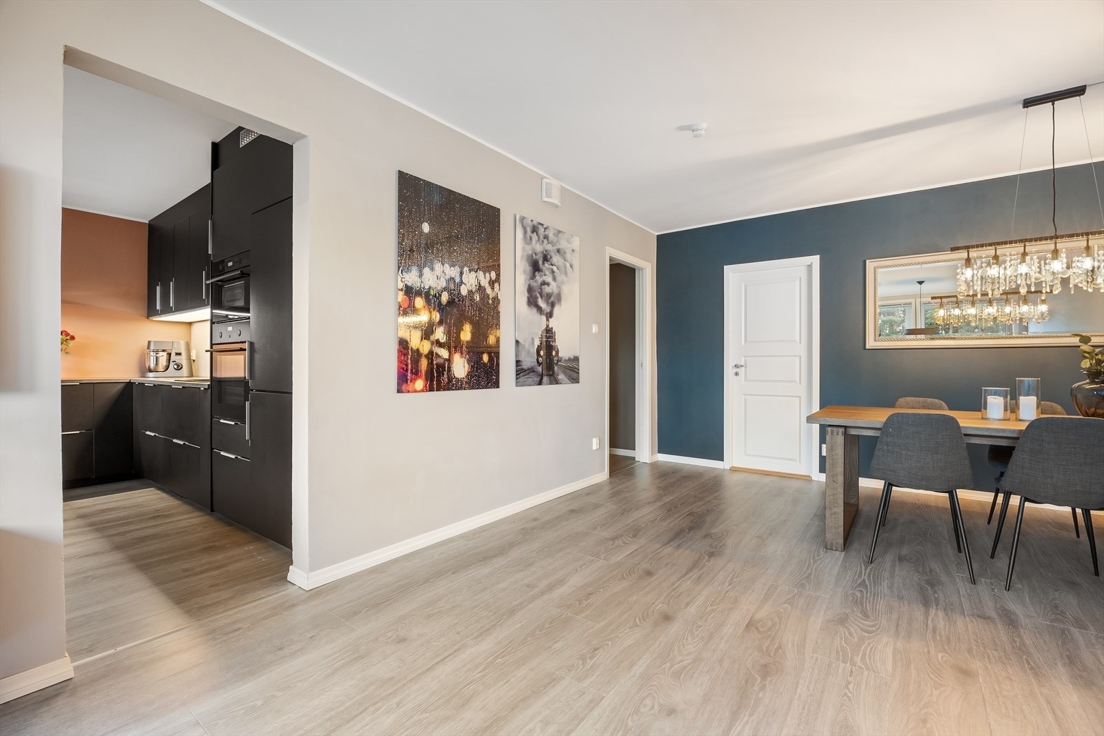 I tilknytning til stuen ligger kjøkkenet Galleribilde