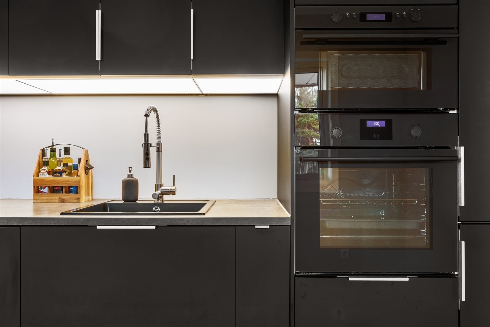 Stekeovn i god arbeidshøyde Galleribilde