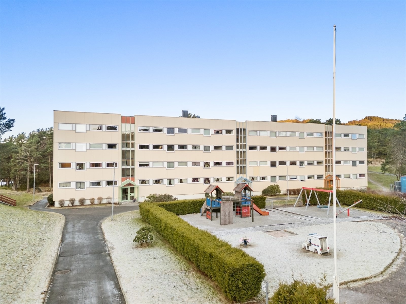 Myrdal borettslag dekker et stort område som er flott opparbeidet med plener, gangstier, flere lekeplasser og fotballbane Galleribilde