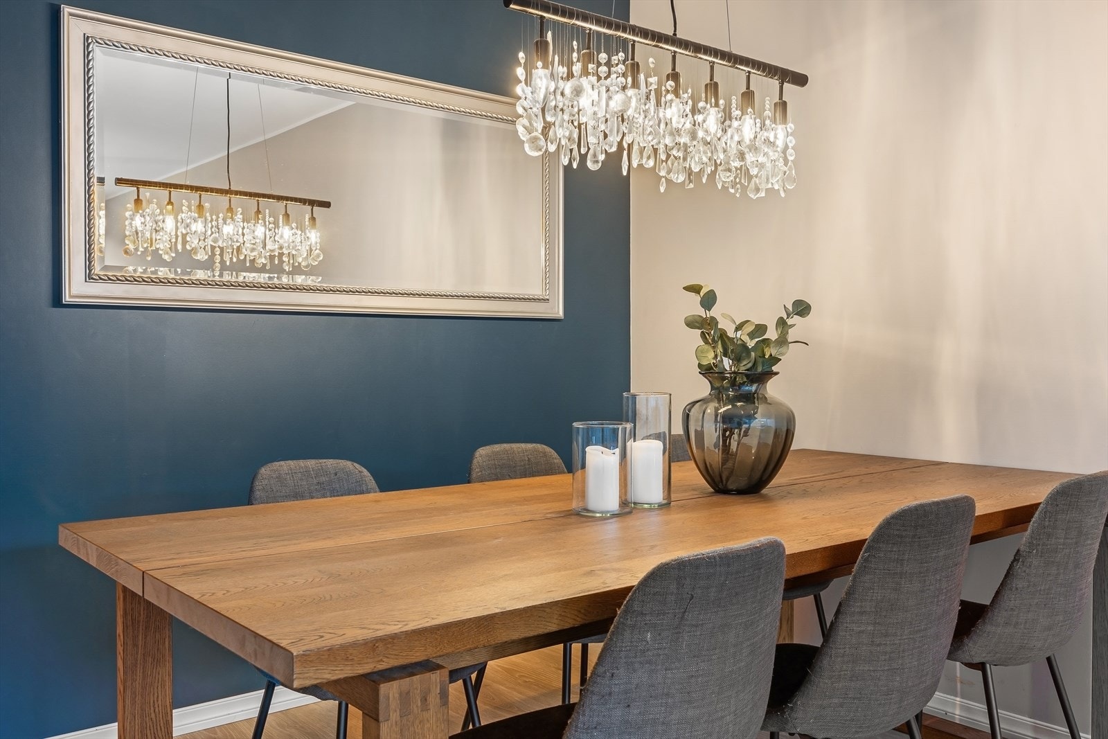 Stuen er romslig og har gode møbleringsmuligheter med plass til både stor spisestue og salong Galleribilde