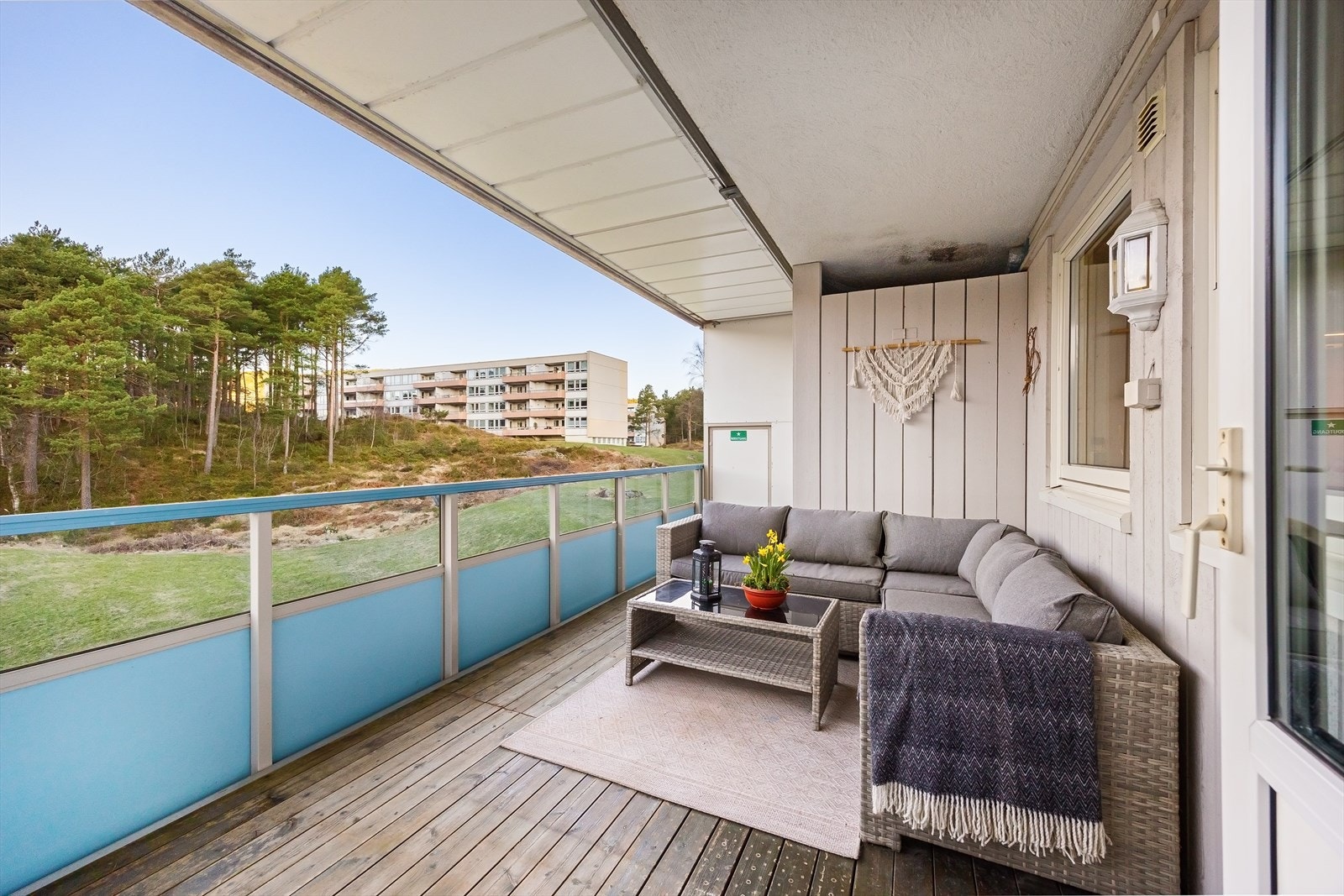 Her kan fine sommerettermiddager nytes i sollys og med delvis takoverbygg på gråere dager Galleribilde