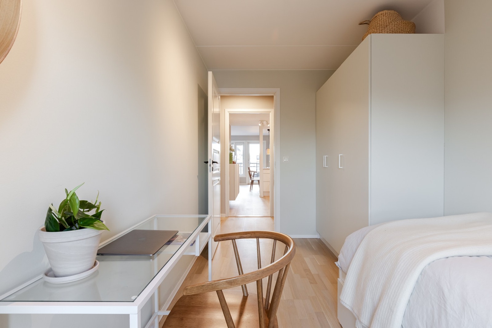 Parkettgulvet på soverommet ble slipt og lakkert i 2022. Galleribilde