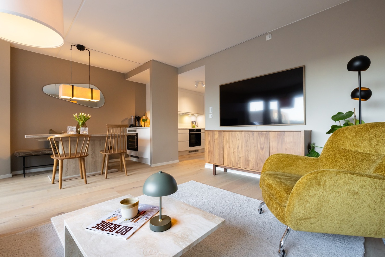 Det er god plass til spisestue og sofakrok. Galleribilde