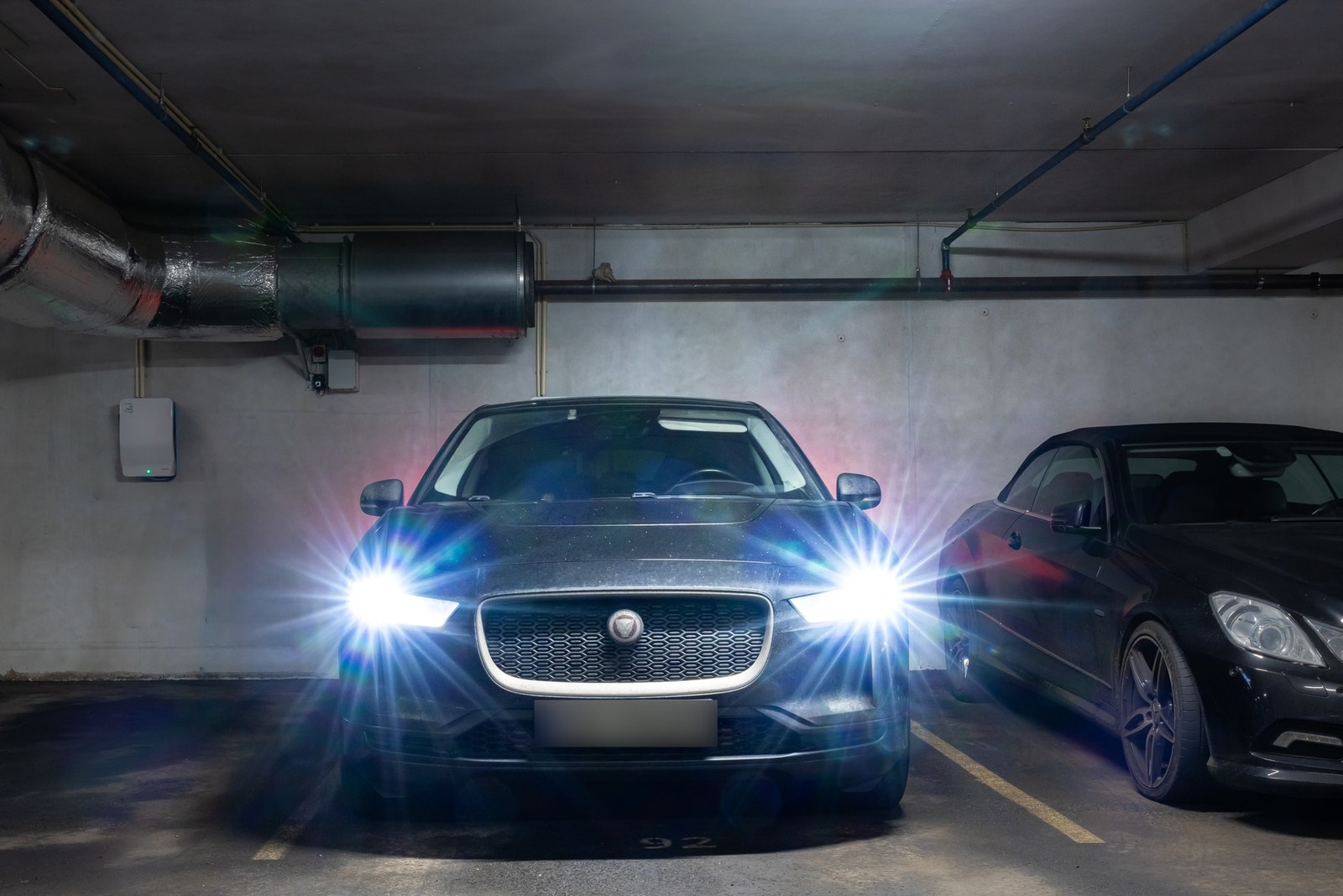 Fra leiligheten er det heis rett ned til garasjeplass med lader. Galleribilde