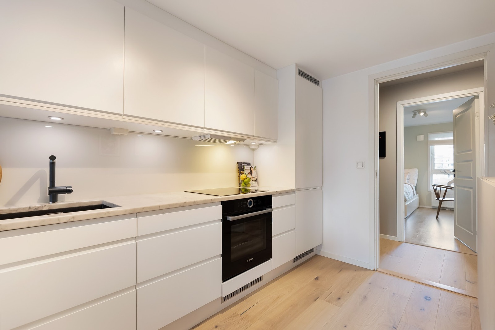 Spotter under overskap gir godt arbeidslys når middagen skal tilberedes. Galleribilde