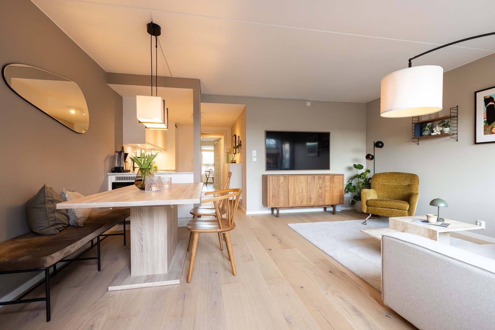 Leiligheten er gjennomgående. Kombinert med luftig beliggenhet i 4. etasje bidrar dette til gode lysforhold i leiligheten gjennom hele dagen. Galleribilde