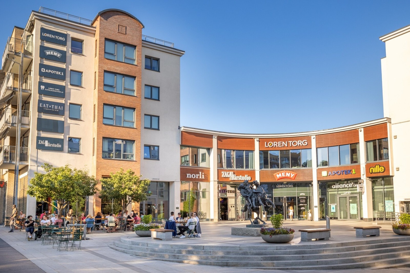 Løren Torg er en fin samlingsplass og har flere butikker som Meny, Apotek og Synsam. Galleribilde