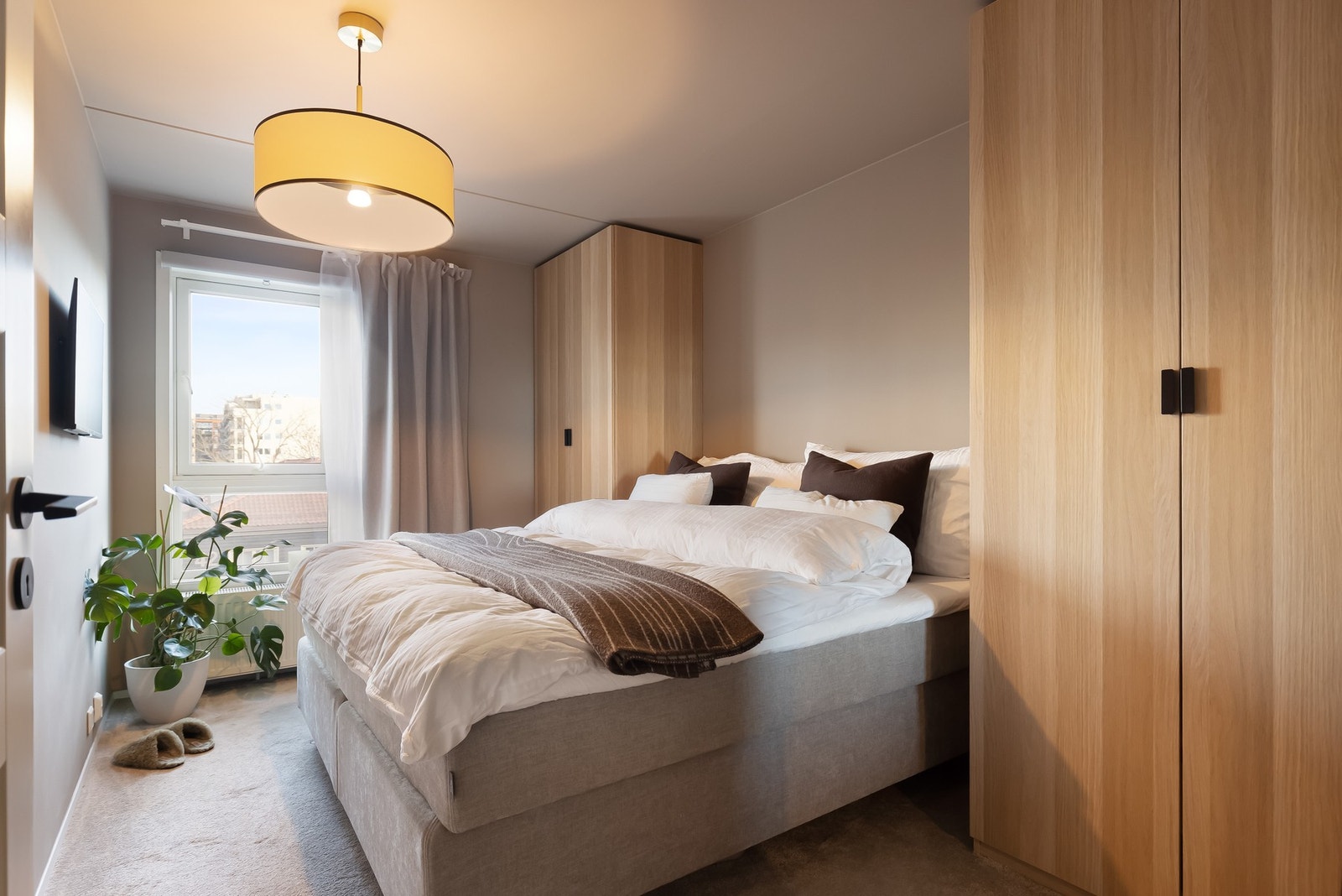 Hovedsoverommet er romslig med god plass til dobbeltseng. To pax garderobeskap for oppbevaring av klær. Galleribilde