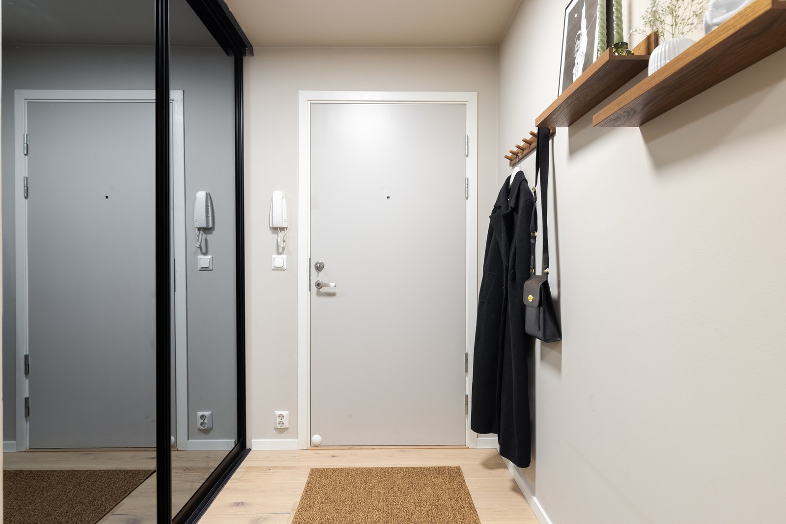 Knaggrekke montert på veggen for ytterligere plass til anheng av ytterjakker/vesker. Galleribilde