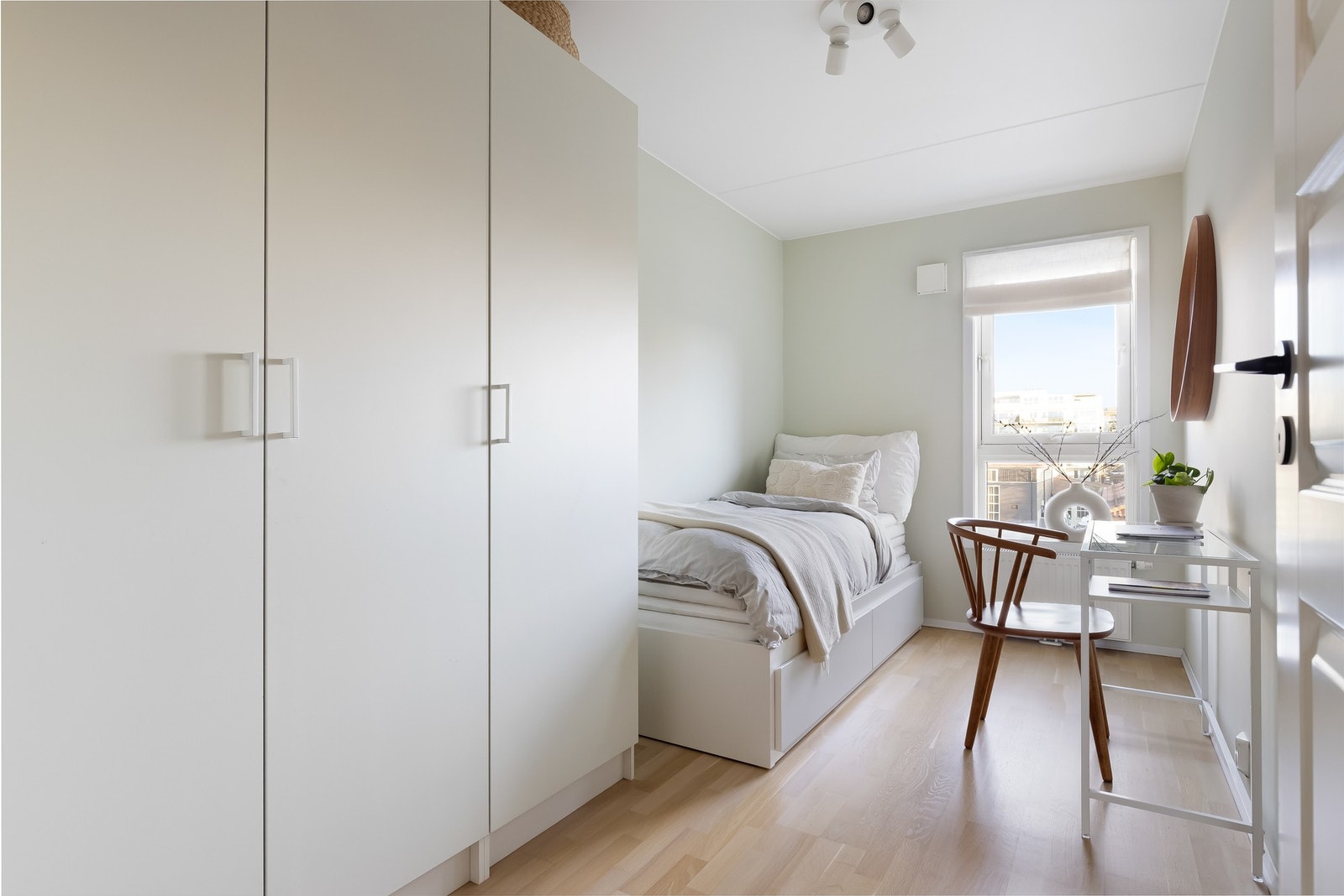 Soverom to har plass til seng og stort garderobeskap for oppbevaring av klær. Galleribilde