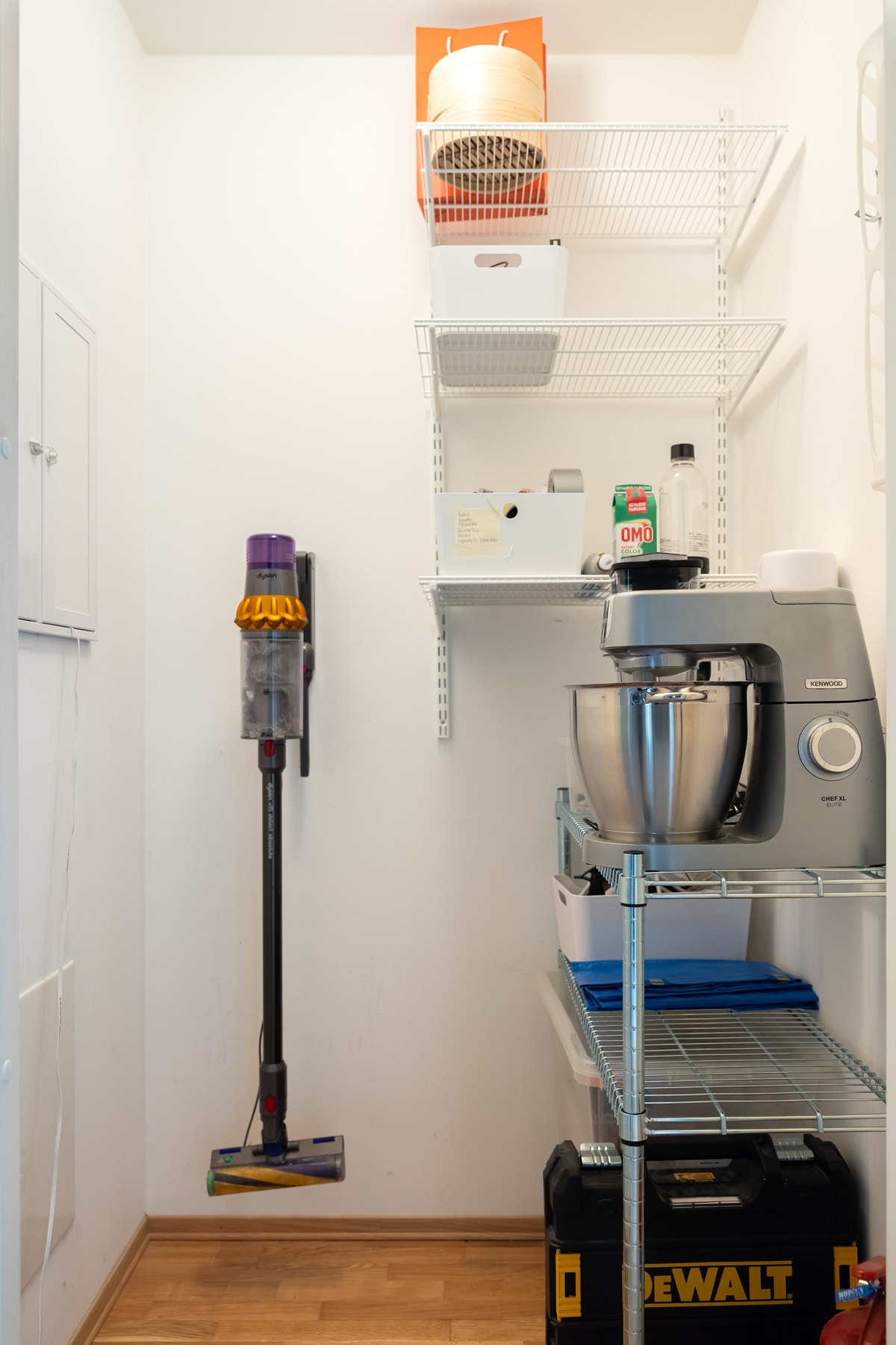 Perfekt plass for støvsuger/vaskeartikler, verktøy, klær, sko etc. Galleribilde
