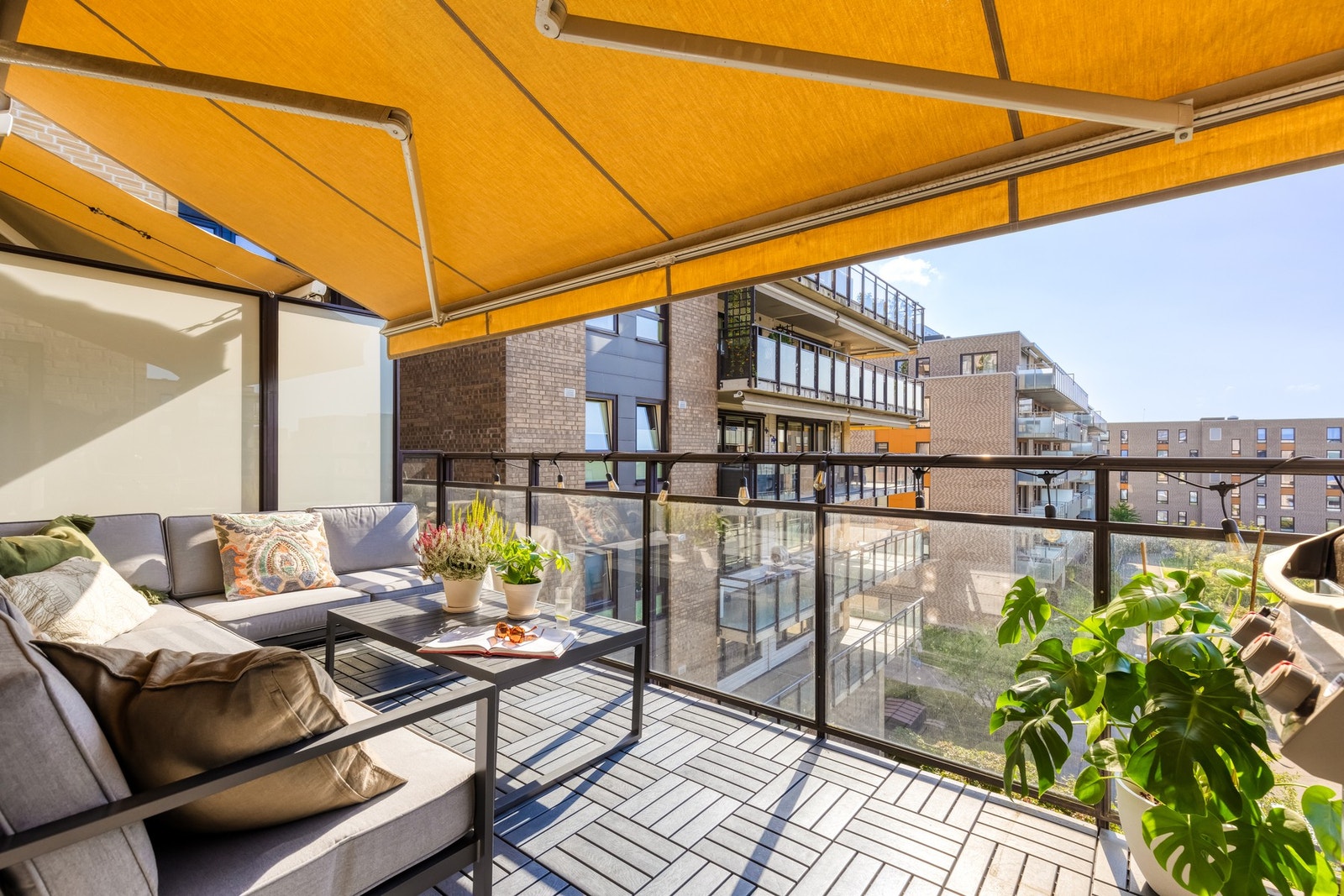 Elektrisk markise fra 2019 sørger for solskjerming når det er ønskelig. Markisen har vindsensor og kan styres via app. Galleribilde