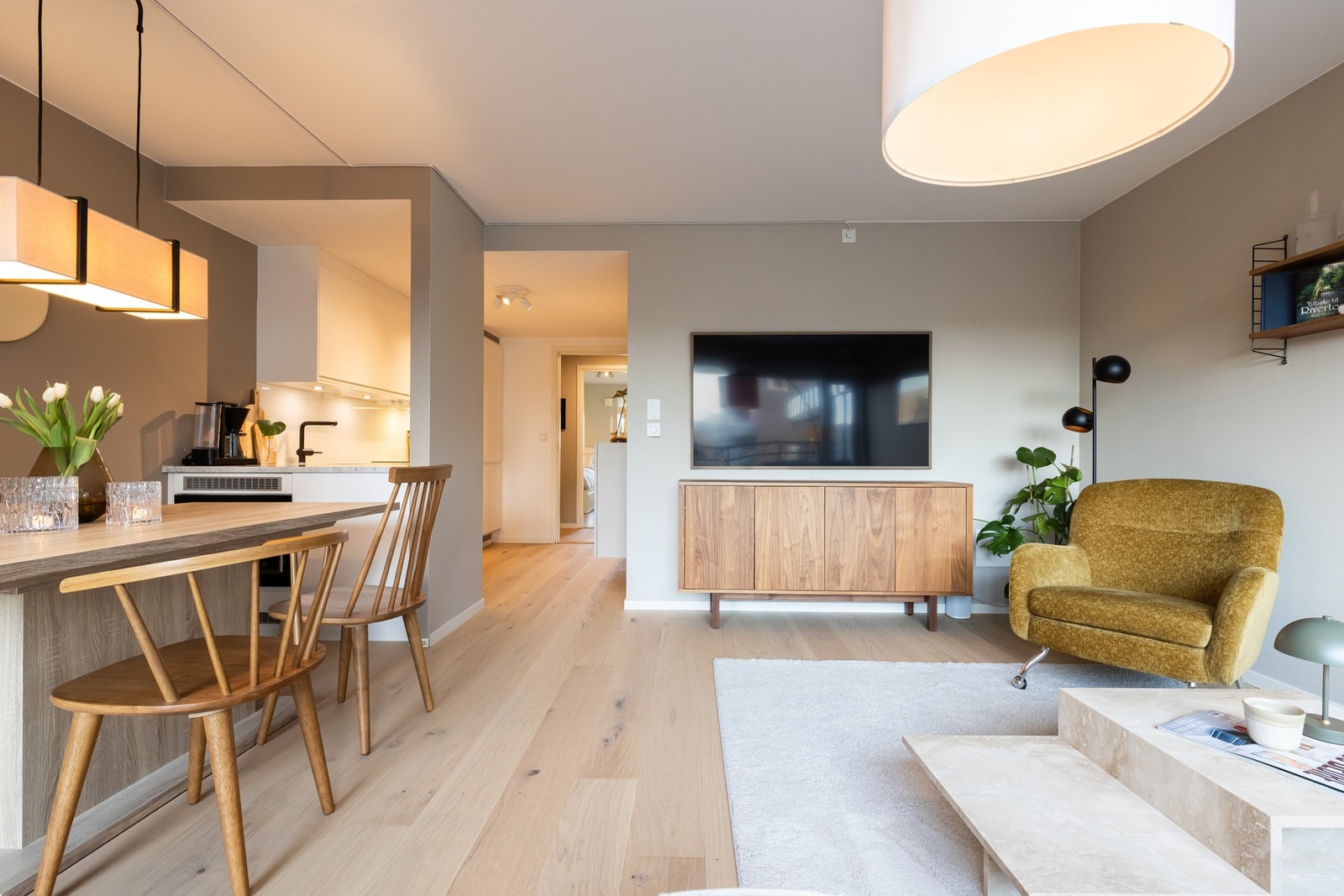 Det ble lagt nytt 1-stavs parkettgulv i entré, stue/kjøkken i 2024. Galleribilde