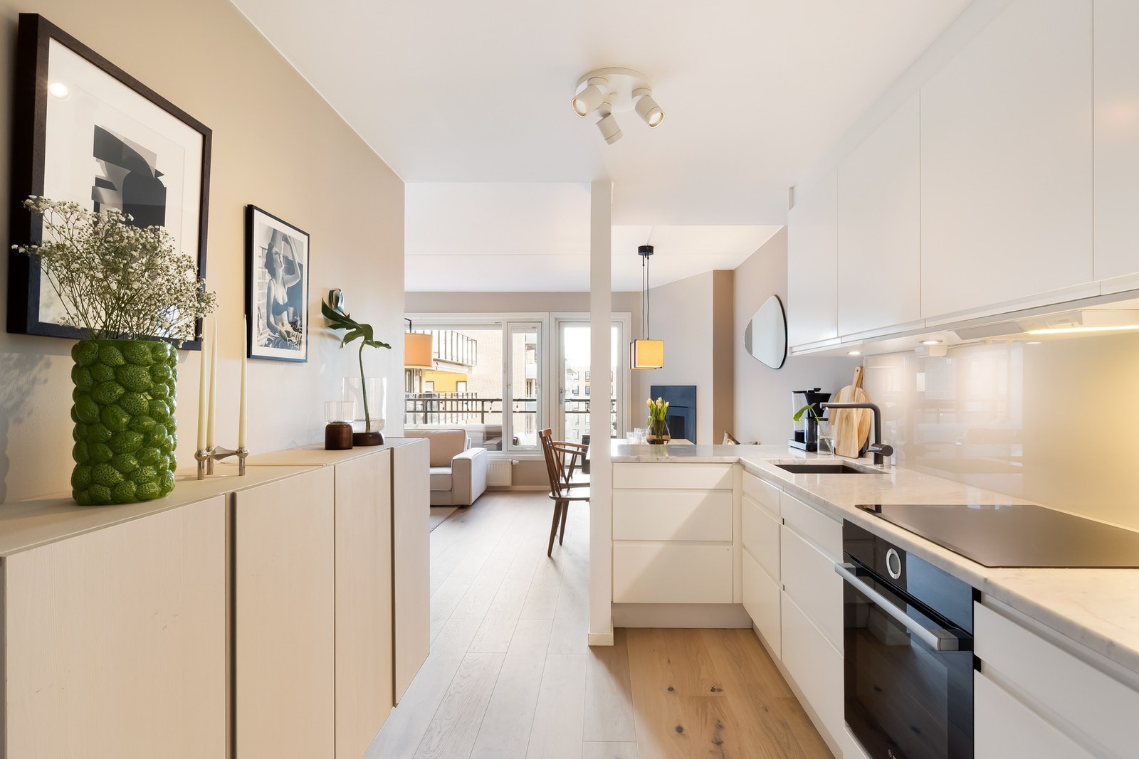 Leiligheten har et lekkert kjøkken fra 2018 med integrerte hvitevarer. Benkeplaten er i stein og det er underlimt oppvaskkum. Galleribilde