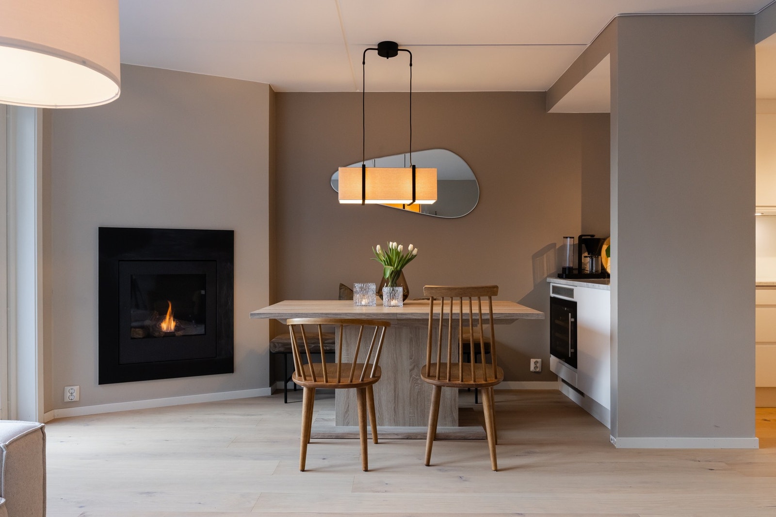 I hjørnet av stuen er det gasspeis som sørger for varme og hygge i høst- og vinterhalvåret. Galleribilde