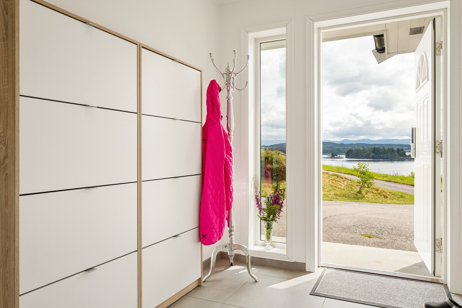 - Velkommen inn - et lyst og herlig inngangsparti ønsker dine gjester velkommen - Galleribilde
