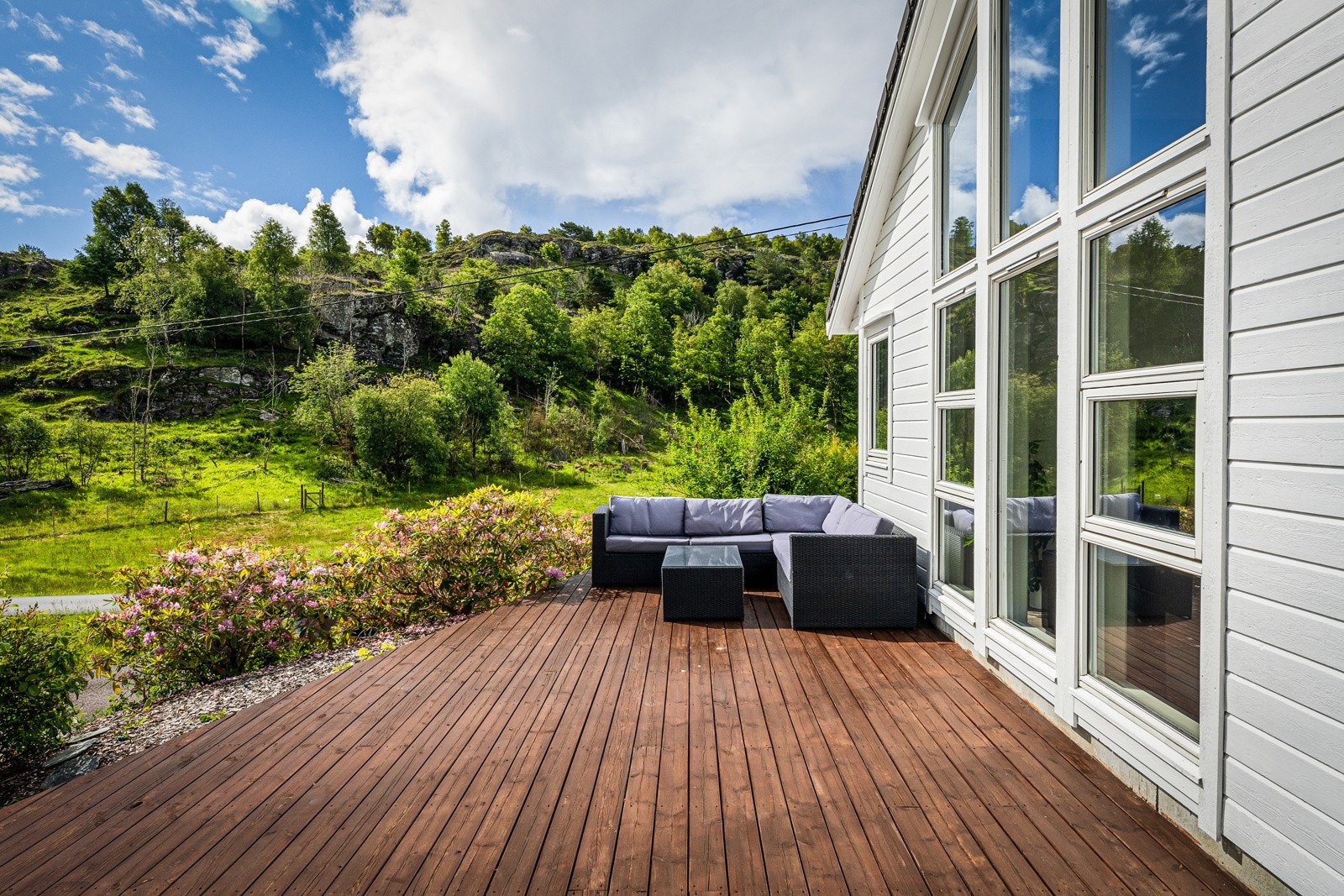 - Her kan du nyte solen fra tidlig morgen til langt utpå kvelden naturskjønne omgivelsene byr på fantastiske turmuligheter rett utenfor døren, med vakre turområder, badestrender og svaberg - Galleribilde