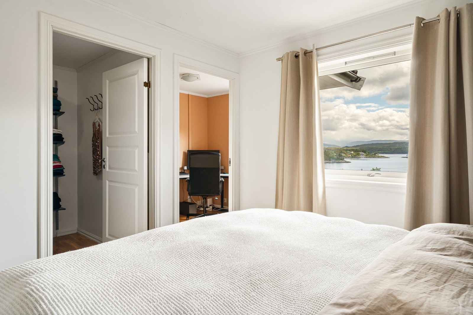 - hvor hovedsoverommet har tilknyttet kontor eller babyrom og et omkledningsrom/walk-in-closet - Begge rommene ser du rett frem på bildet - garderobe til venstre og kontor til høyre - Galleribilde