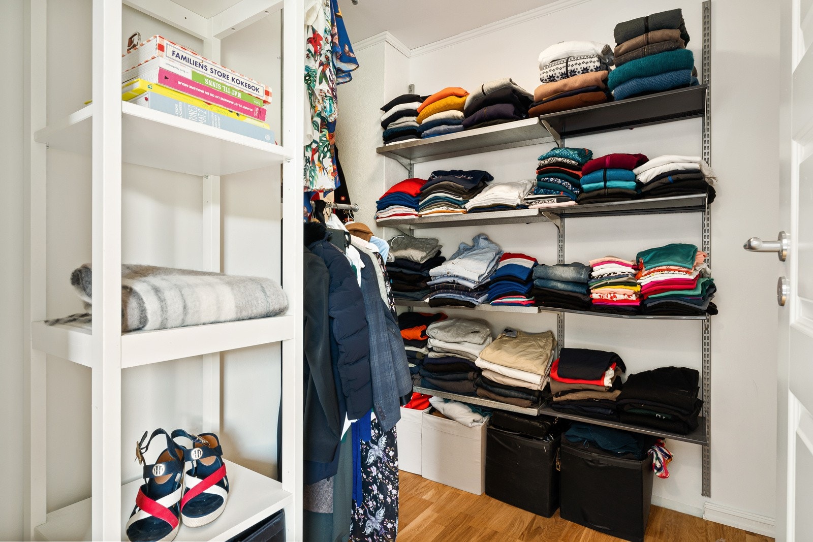 - Omkledningsrom/walk-in-closet i tilknytning til hovedsoverommet - Galleribilde