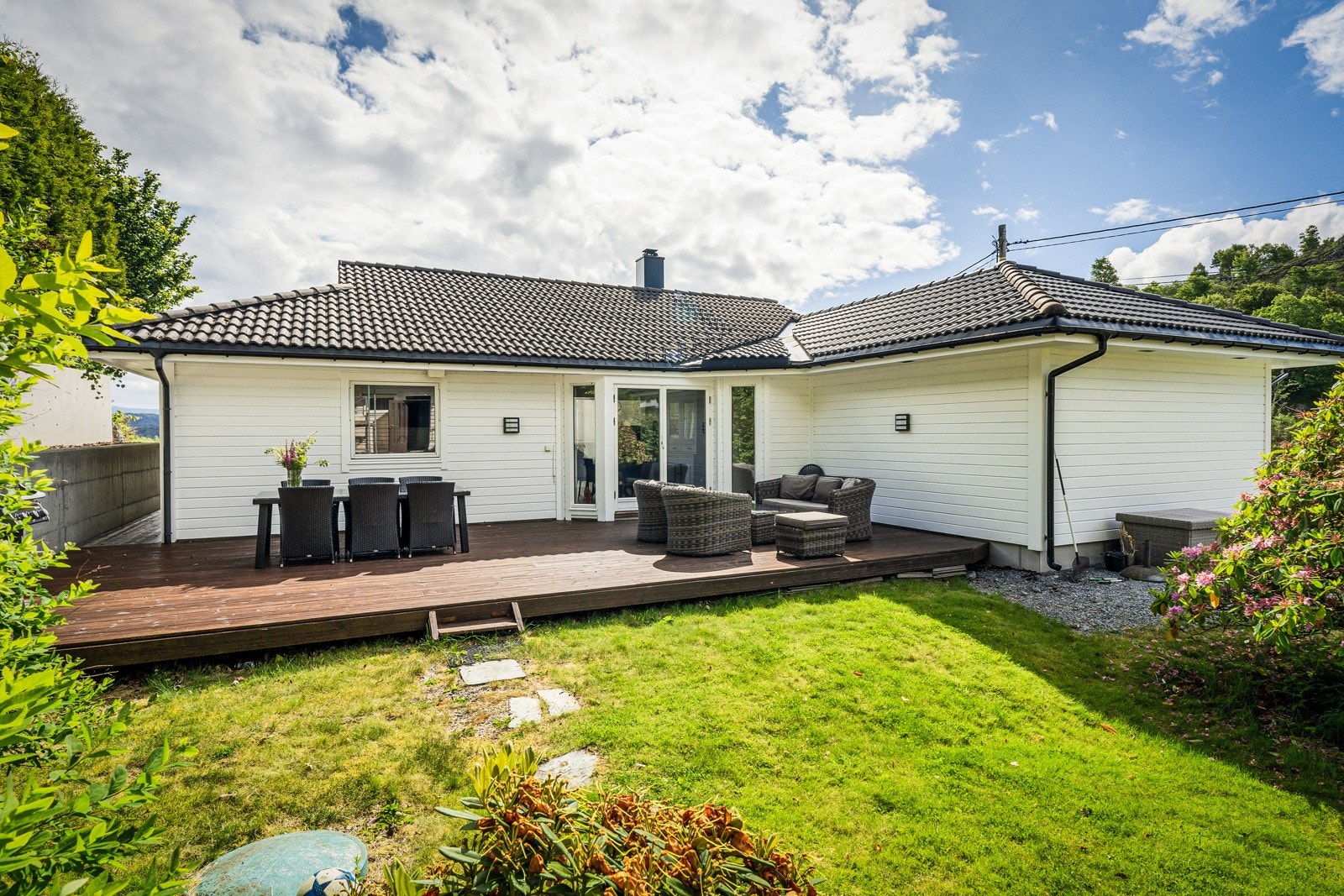 - Du har en fin hage og terrasse med tilkomst fra stuen - her har du kveldssolen - Galleribilde