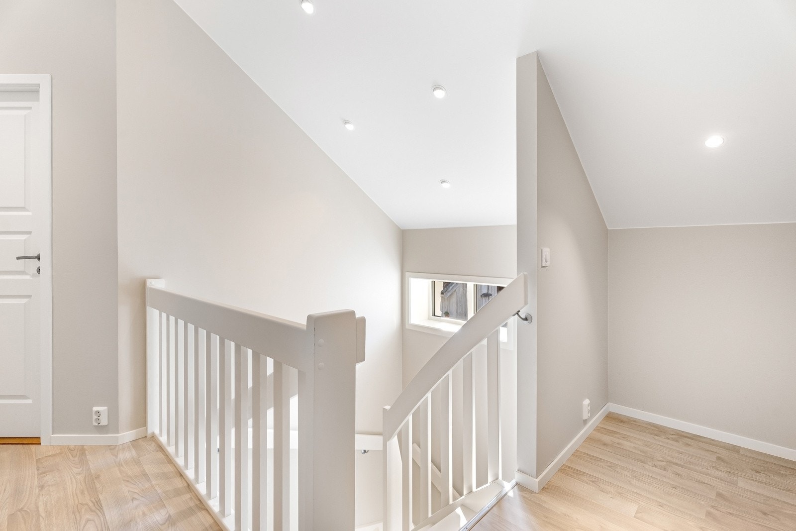 Leilighet 2. Trappeoppgang med god takhøyde i 2 etasje som gir en romslig romfølelse. Galleribilde