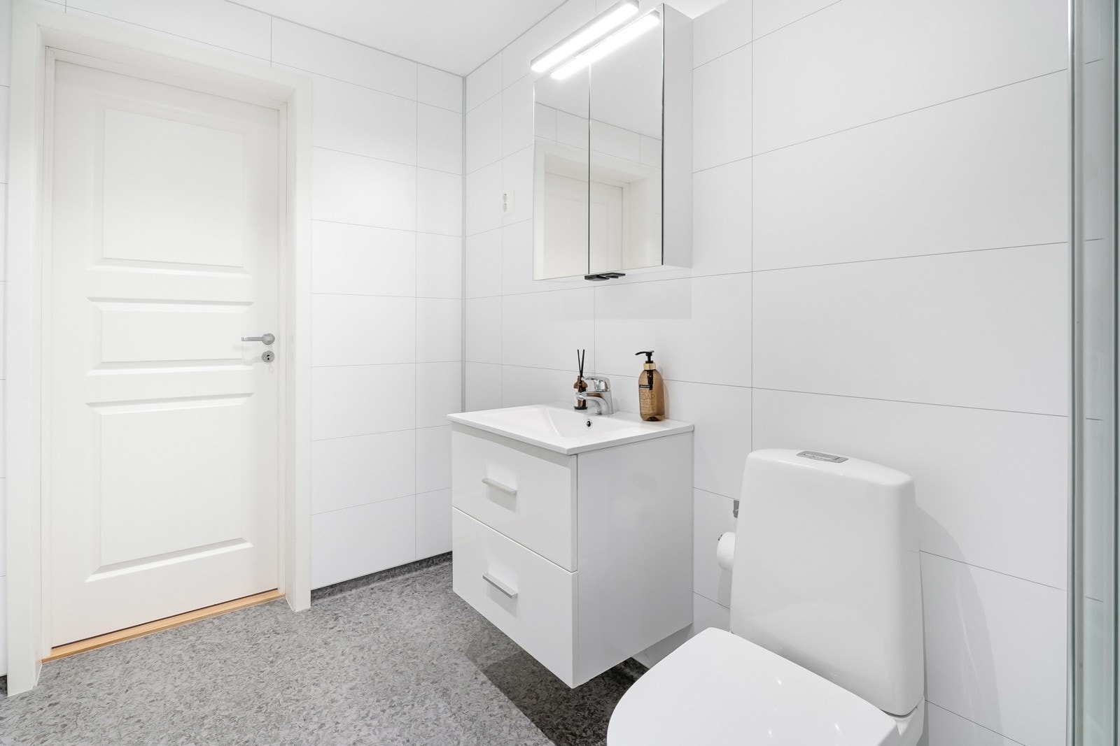 Leilighet 1. Bad med servant, dusjkabinet og wc. Galleribilde