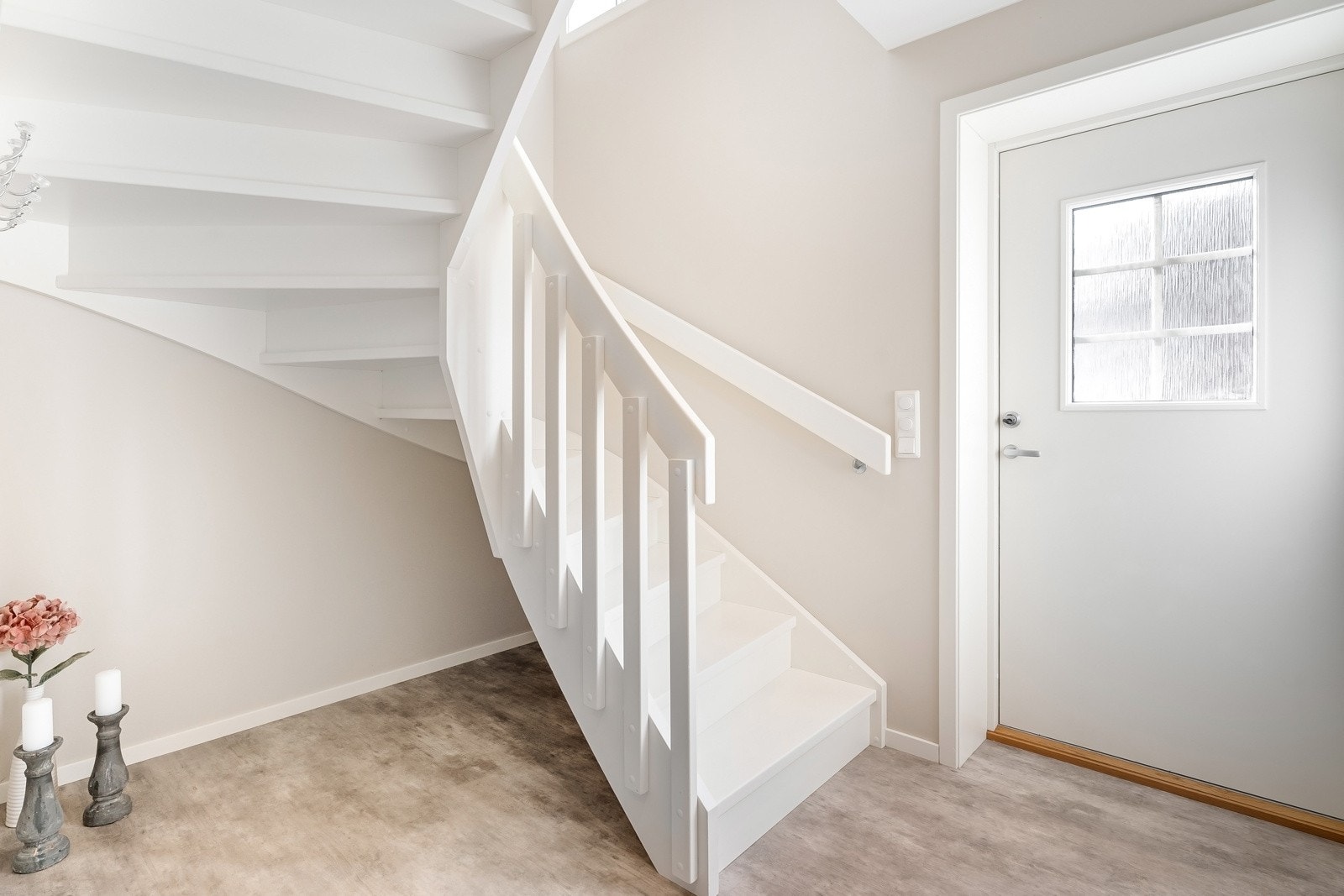 Leilighet 2. Lyst og moderne inngangsparti med god plass. Galleribilde